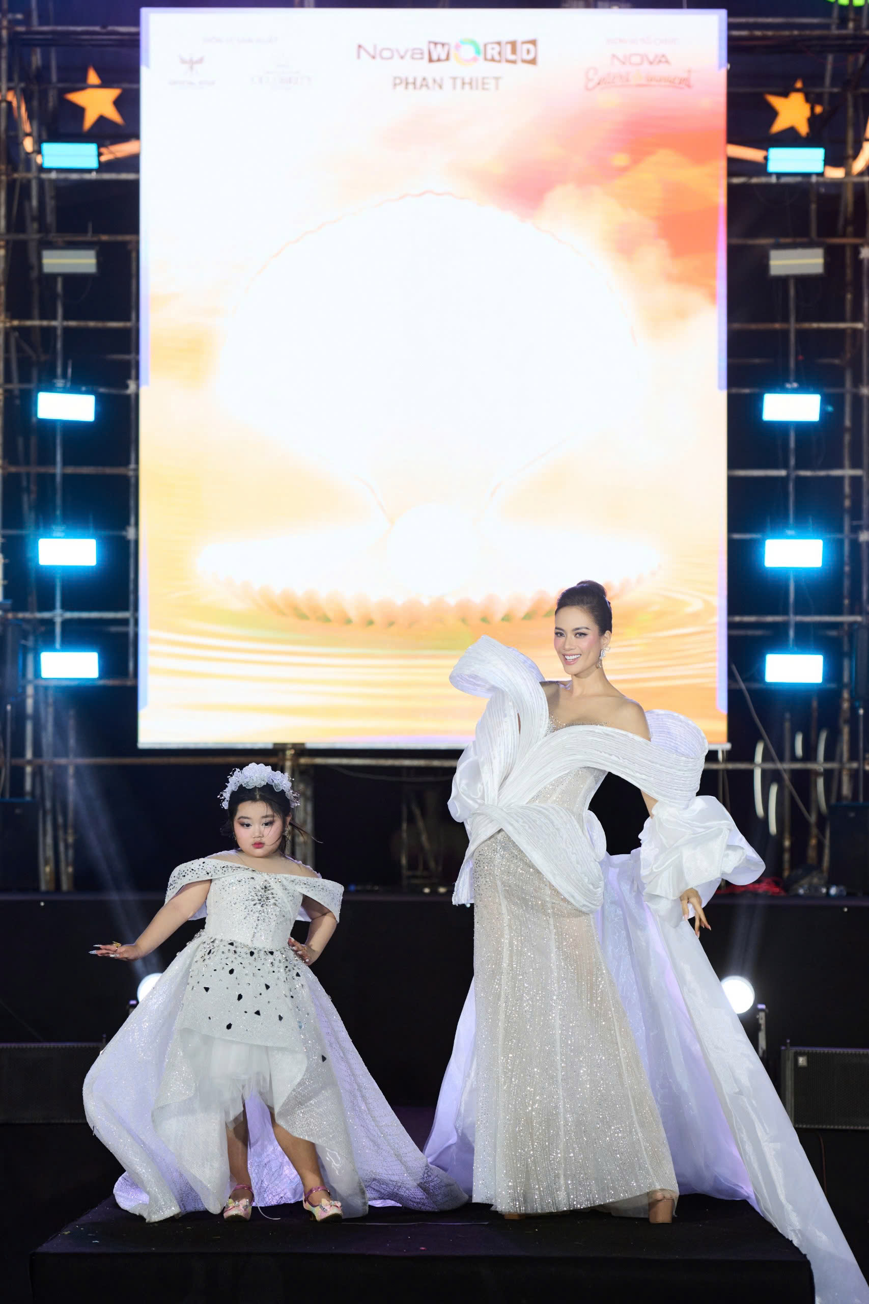 Vedette kid Diana Hoàng biểu diễn cùng Miss Global 2025 Nguyễn Đình Như Vân - Ảnh: gia đình nhân vật cung cấp