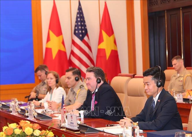 Hợp tác khắc phục hậu quả chiến tranh tiếp tục là điểm sáng trong quan hệ Việt - Mỹ Quyền Trợ lý Bộ trưởng Quốc phòng Hoa Kỳ, John Noh và các đại biểu Hoa Kỳ tại buổi đối thoại. Ảnh: Trọng Đức/TTXVN