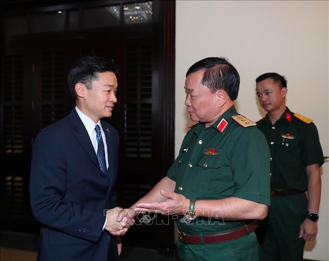 Hợp tác khắc phục hậu quả chiến tranh tiếp tục là điểm sáng trong quan hệ Việt - Mỹ Thượng tướng, Thứ trưởng Bộ Quốc phòng Hoàng Xuân Chiến đón Quyền Trợ lý Bộ trưởng Quốc phòng Hoa Kỳ John Noh. Ảnh: Trọng Đức/TTXVN