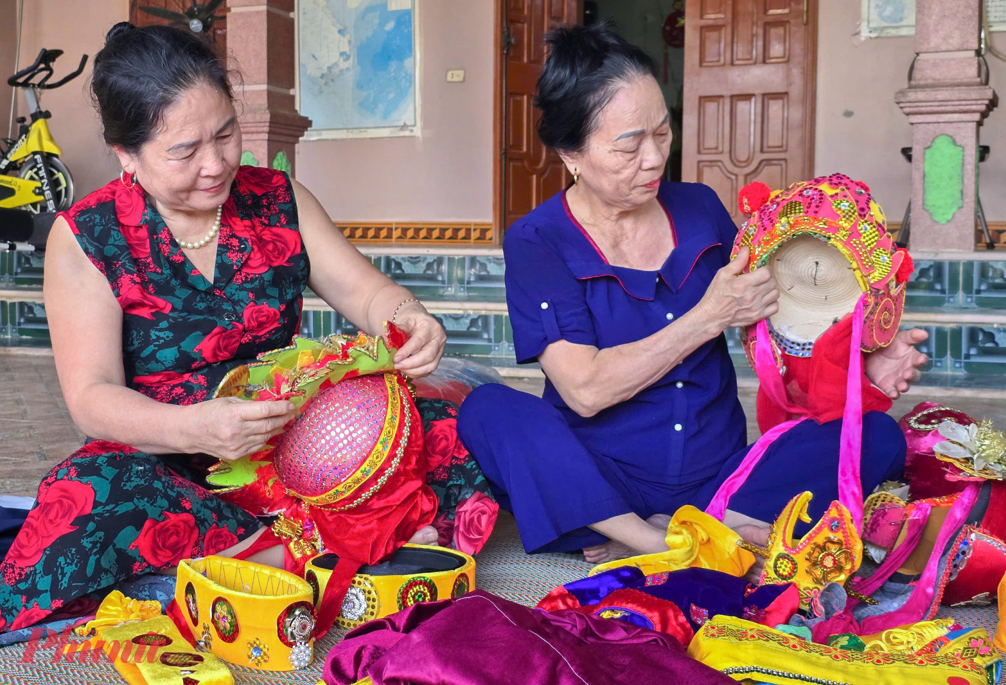 Bà Lê Anh Tú - Phó phòng Văn hóa - khoa học và thông tin huyện Yên Thành - đánh giá, bà Thâm là một người “toàn diện với tuồng” từ đam mê, nhiệt huyết đến may trang phục, trang điểm. “Câu lạc bộ Tuồng cổ xã Trung Thành thời gian qua được sự dẫn dắt của bà Thâm cũng phát triển rất mạnh. Bà Thâm cũng vừa mới hoàn thiện hồ sơ trình Bộ phong tặng Nghệ nhân Ưu tú” - bà Tú nói.