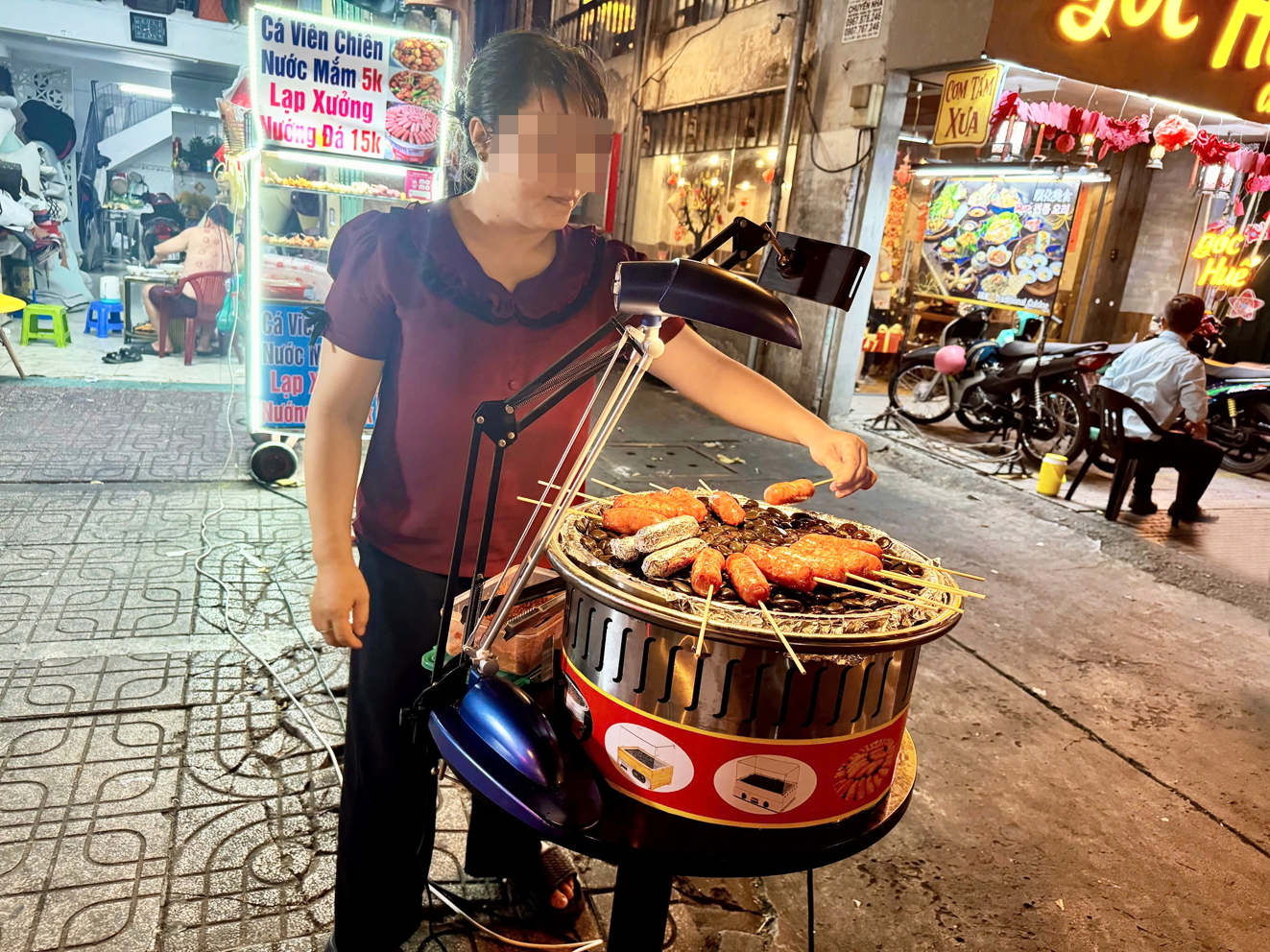 Xúc xích, lạp xưởng tươi không rõ nguồn gốc, chất lượng đang được bán phổ biến trên lề đường ở TPHCM