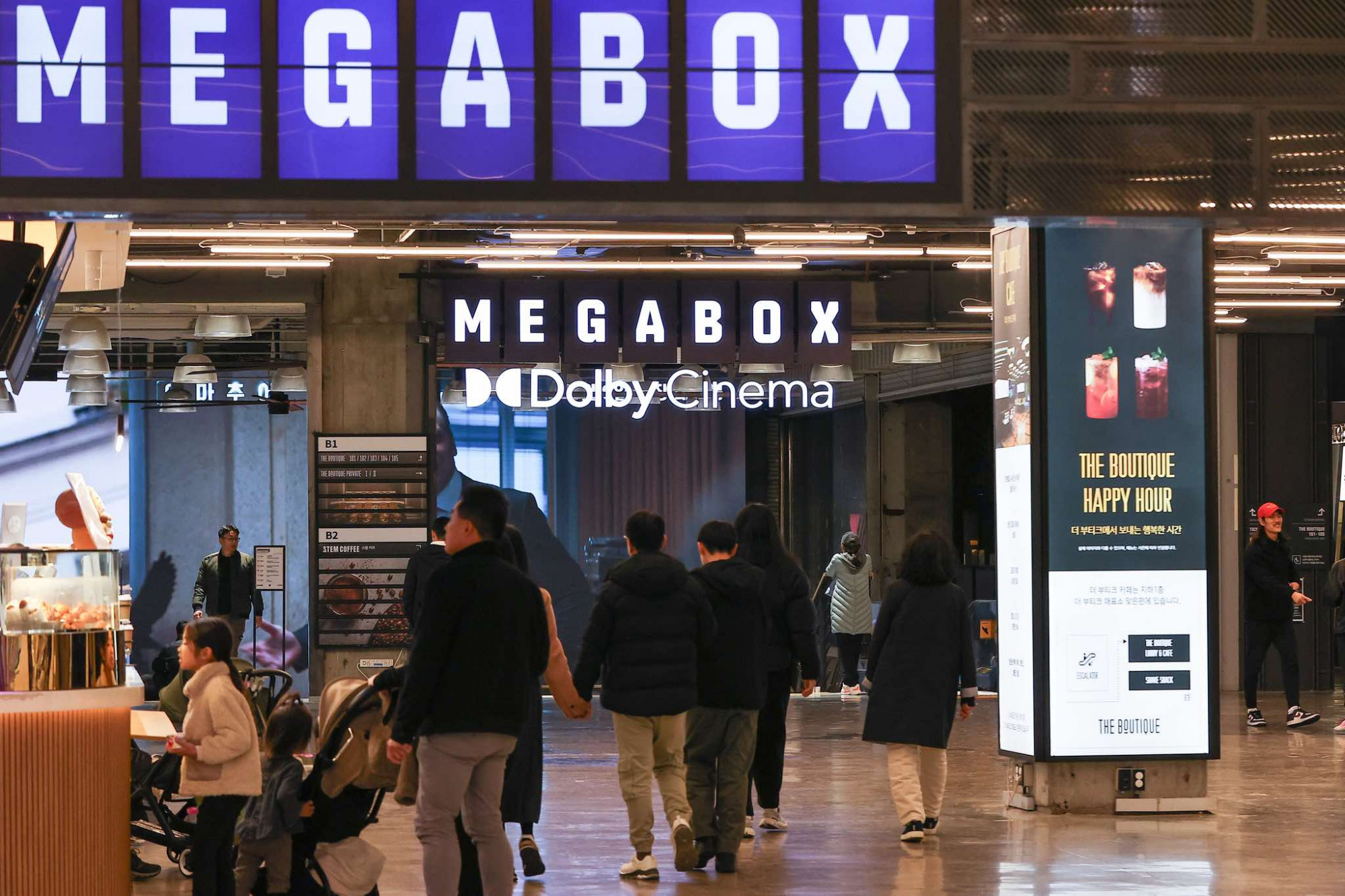 Khán giả tại chi nhánh Megabox ở Seoul vào ngày 30/3. Ảnh: Yonhap
