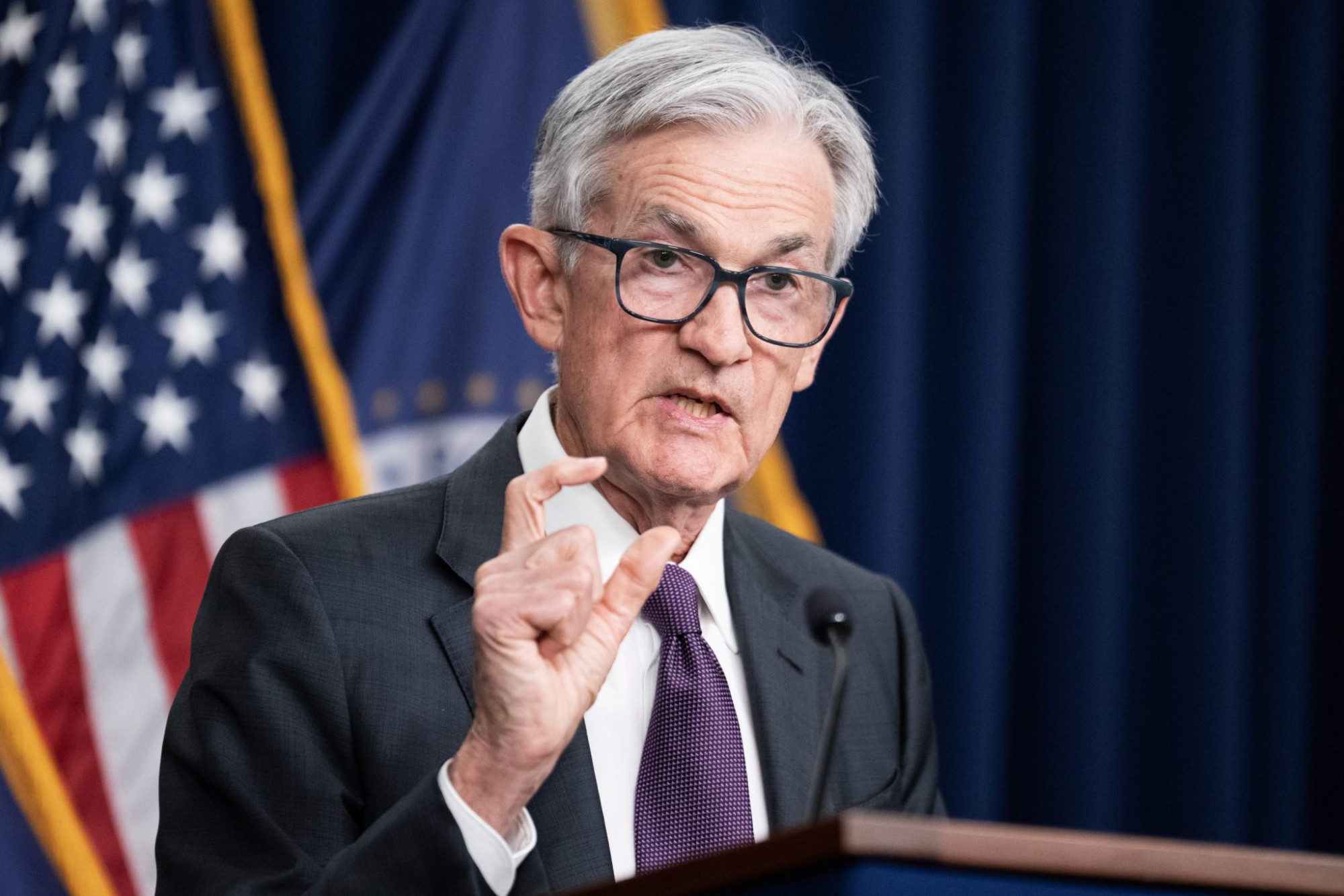 Chủ tịch Cục Dữ trữ Liên bang Jerome Powell cho biết Cục quyết định giữ nguyên lãi suất thuế - Ảnh: Getty image