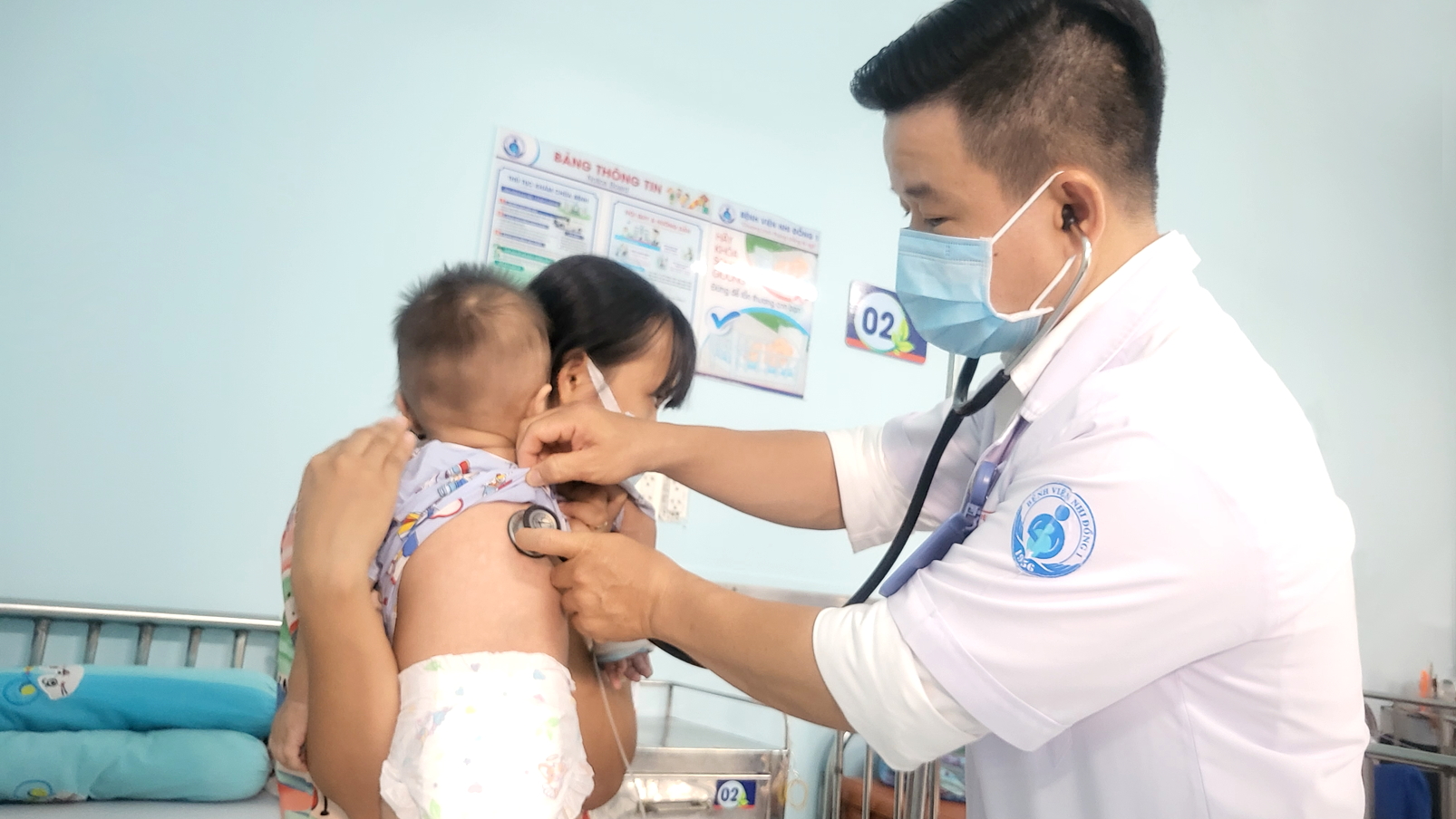Bác sĩ Dư Tuấn Quy đang khám cho bệnh nhi viêm màng não tại Bệnh viện Nhi Đồng 1 - ẢNH: T.Q.