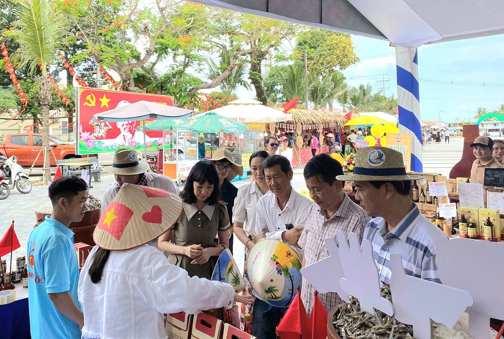 Du khách tham quan gian hàng ẩm thực và sản phẩm OCOP tại Ngày hội du lịch và ẩm thực Phú Quốc - Ảnh Phú Hữu