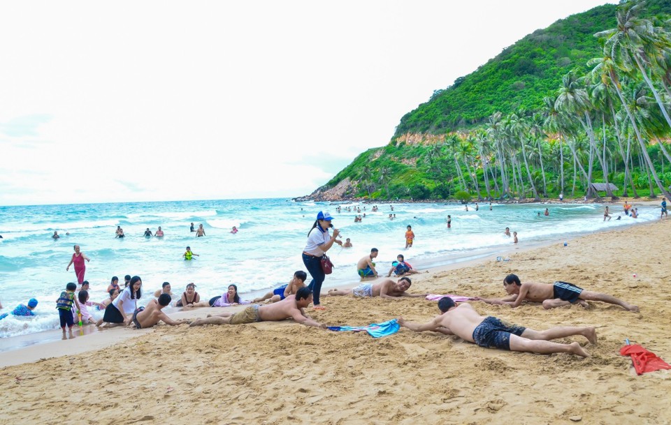 Du lịch biển đảo vẫn luôn thu hút khách du lịch đến với Kiên Giang giúp địa phương tăng trưởng mạnh và đứng đầu khu vực đồng bằng sông Cửu Long - Ảnh Phú Hữu