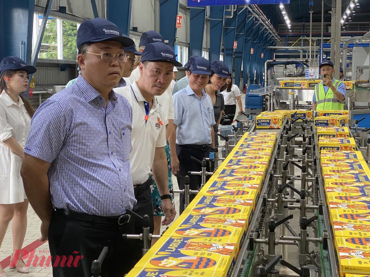 Lãnh đạo tỉnh Quảng Nam trong một lần thăm nhà máy bia Heneiken Quảng Nam