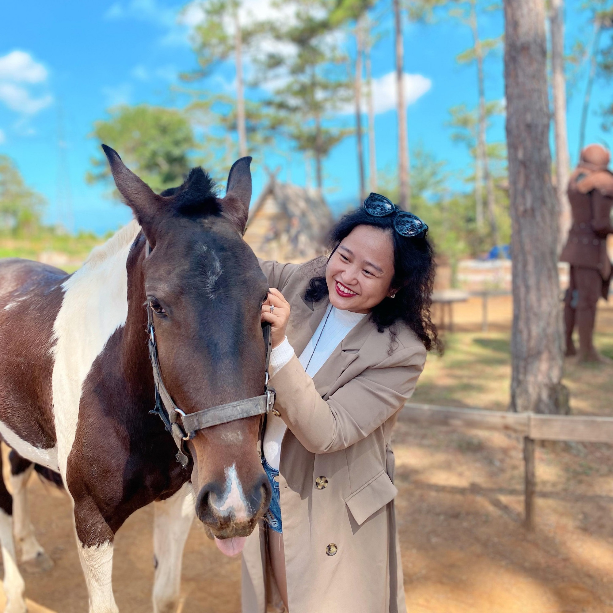 “Có hai tôi trên thế giới này, một tôi muốn thảnh thơi uống trà cưỡi ngựa, một tôi vẫn tất bật kiếm sống.” - Facebook của chị Bảo Vy ngày 5.5.2025 (Ảnh do nhân vật cung cấp)