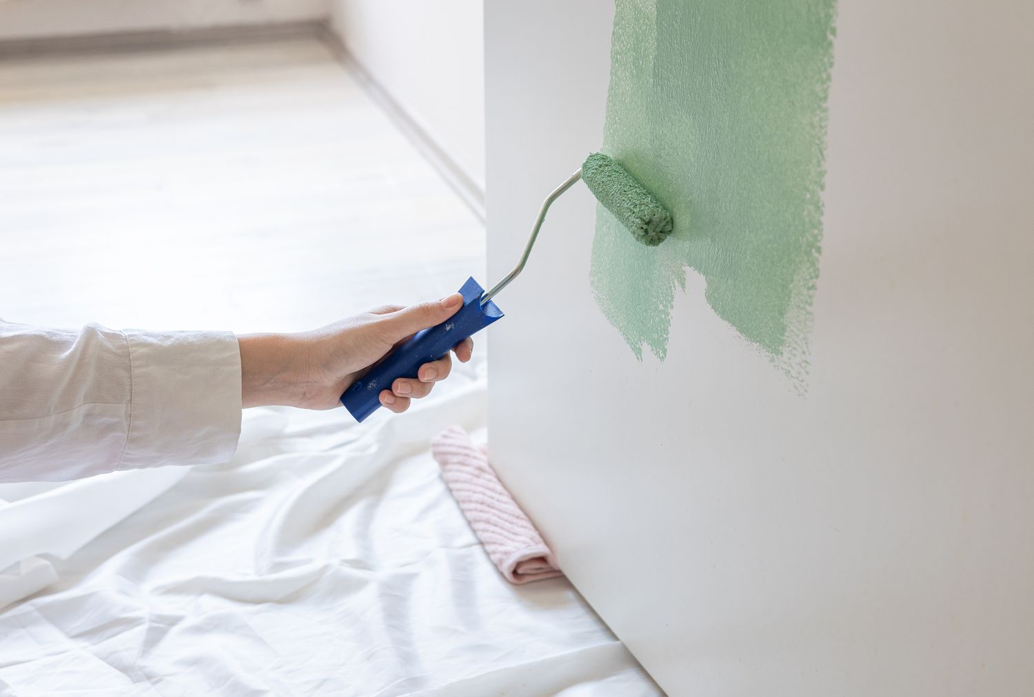 Bạn có thể phá vỡ các quy tắc HOA Ngôi nhà thuộc địa hai tầng với tường sơn màu be, cột màu trắng và cửa trước màu đỏ tươi  TerryJ / Hình ảnh Getty Nếu bạn sống trong một khu phố có hiệp hội chủ nhà—hay còn gọi là HOA—thì có lẽ bạn đã biết về các hướng dẫn nghiêm ngặt của họ về ngoại thất ngôi nhà. Nhưng nếu bạn chuyển đến một ngôi nhà mới có HOA, thì tốt nhất là bạn nên biết trước rằng bạn có thể không được phép sơn cửa trước của mình một số màu nhất định.  Conlon cho biết: “Sơn cửa bằng màu không được chấp thuận có thể dẫn đến việc bị phạt tiền rất tốn kém hoặc thậm chí bị buộc phải sơn lại theo màu đã được chấp thuận”.  Conlon cho biết ngay cả khi không có HOA, bạn vẫn có thể phải đối mặt với căng thẳng với hàng xóm nếu có những chuẩn mực bất thành văn về phong cách.  Cô nói: “Một lựa chọn táo bạo có thể khiến ngôi nhà của bạn trông lạc lõng”.