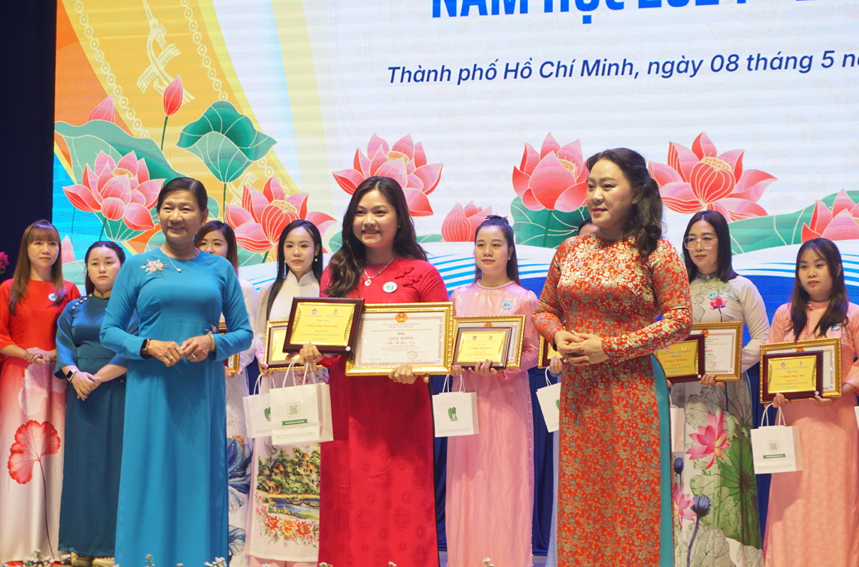Bà Lâm Hồng Lãm Thúy (hàng trên, bìa phải) - Trưởng phòng Giáo dục phổ thông Sở GD-ĐT TPHCM - trao bằng khen cho giáo viên đoạt giải