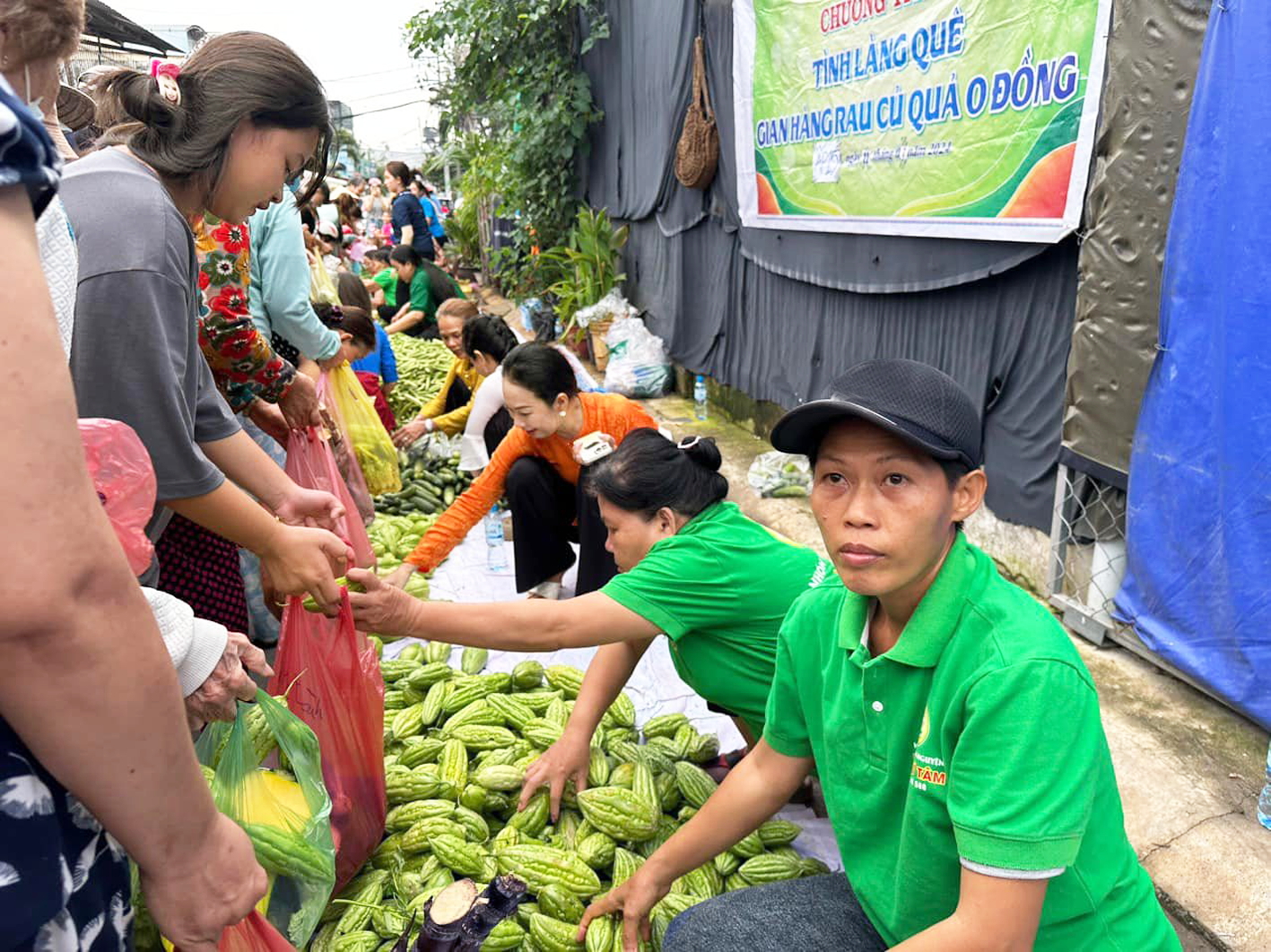 Người Sài Gòn hào hiệp, nghĩa tình, luôn san sẻ cho nhau trong cuộc sống. Ảnh chụp chợ rau củ quả 0 đồng tại vùng ven TPHCM  - Ảnh do tác giả cung cấp 