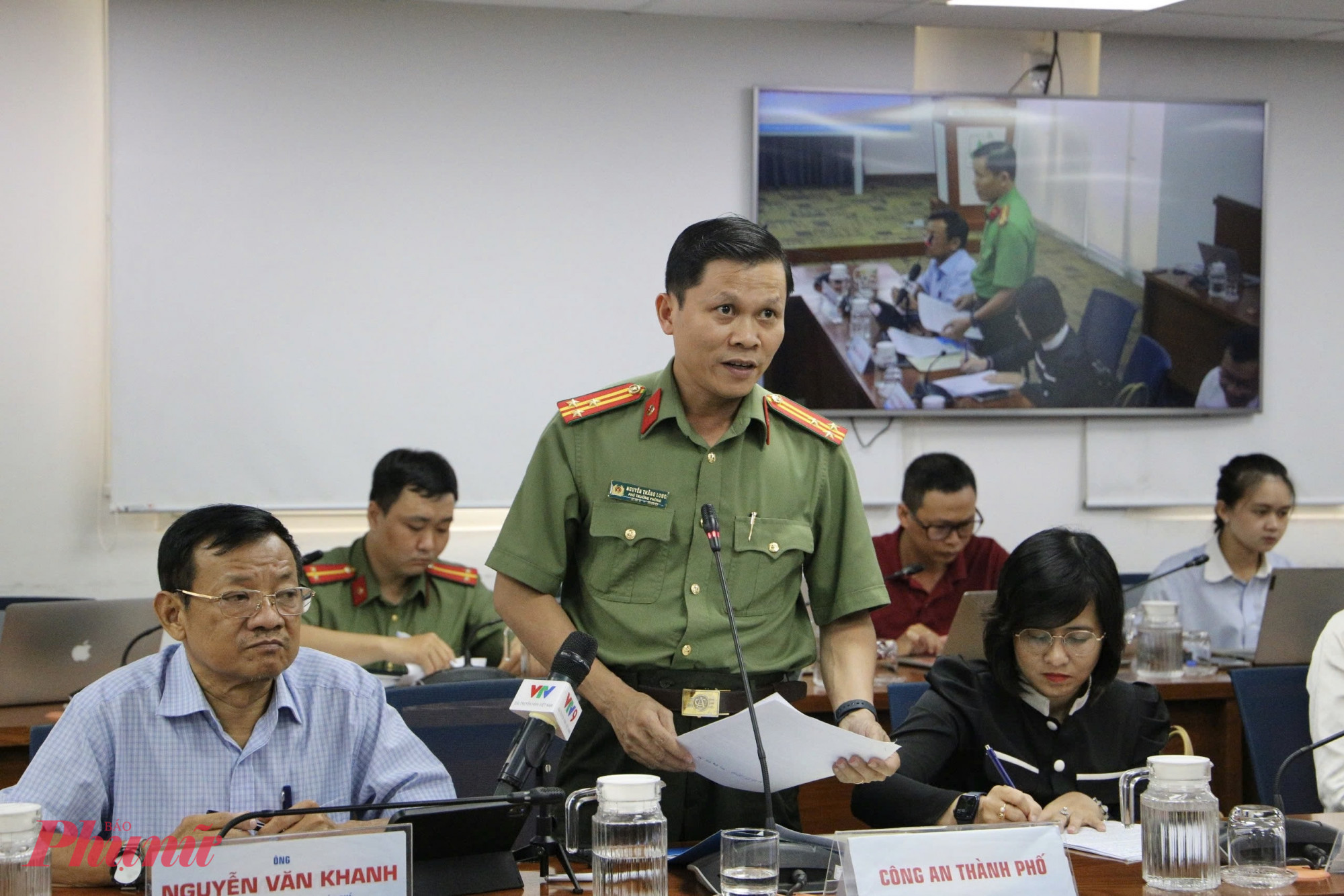Thượng tá Nguyễn Thăng Long - Phó trưởng Phòng Tham mưu, Công an TPHCM thông tin trong buổi họp báo định kỳ về tình hình kinh tế - xã hội TPHCM - Ảnh: Thanh Tâm