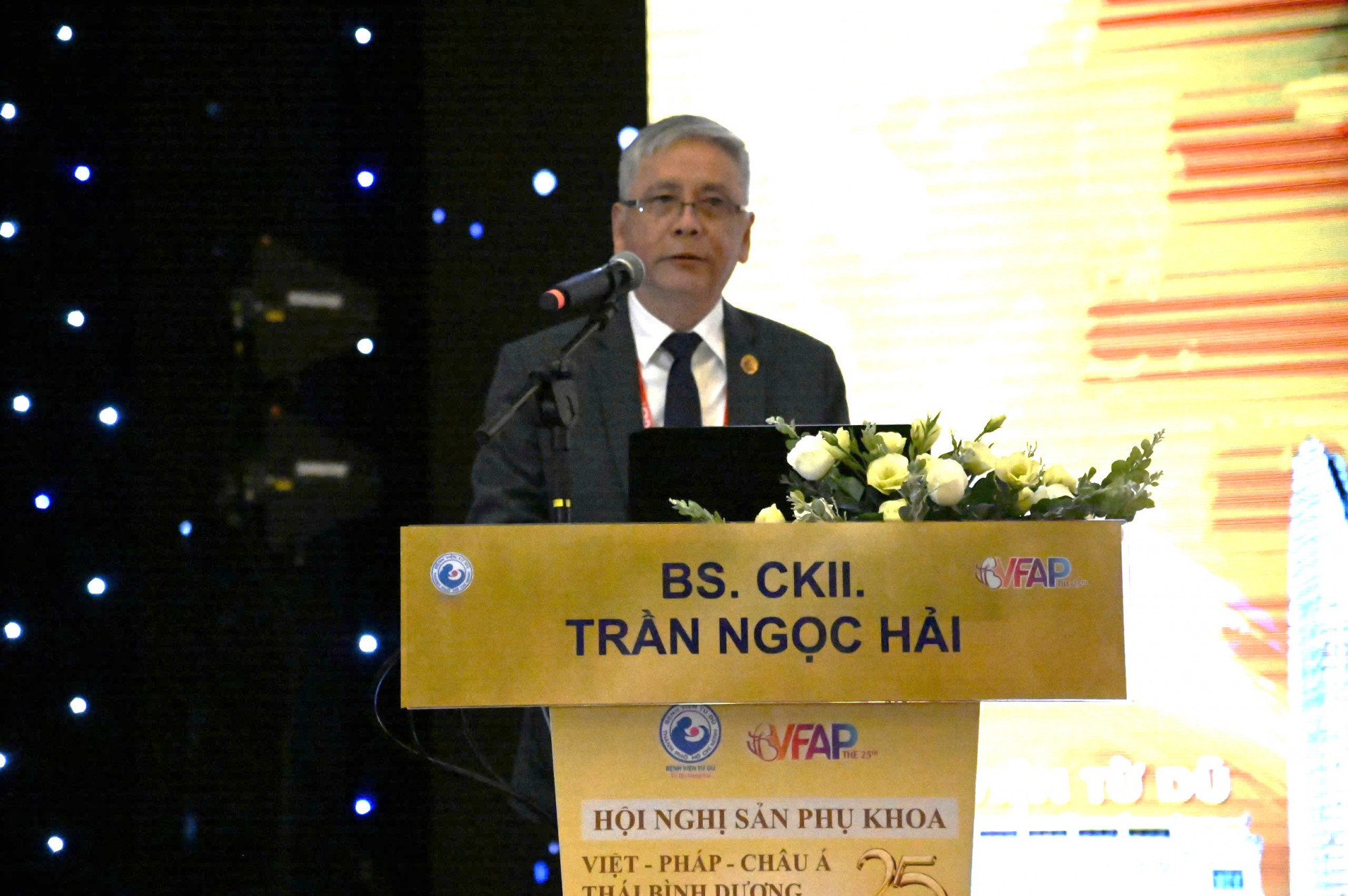 Bác sĩ chuyên khoa 2 Trần Ngọc Hải, Giám đốc Bệnh viện Từ Dũ phát biểu tại hội nghị ngày 8/5 - Ảnh BVCC