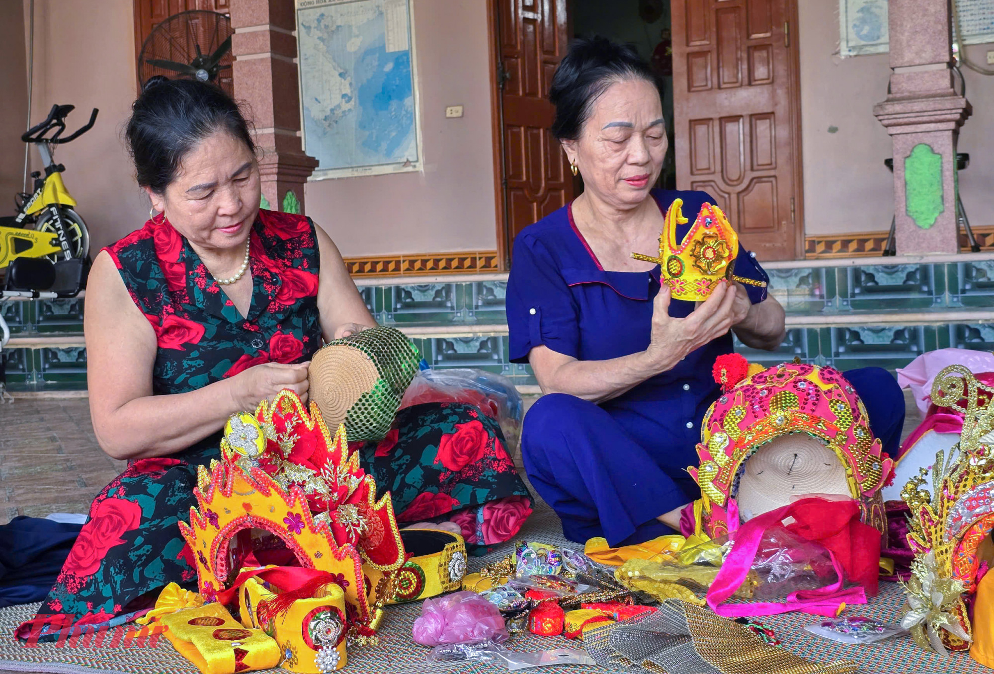 Theo bà Thâm, phục trang của tuồng là ưa chuộng những chất liệu vải có màu sắc sặc sỡ, lấp lánh, hút mắt người nhìn. Những loại vải đó rất khó tìm mua ở các chợ quê, nên bà thường phải ra tận Hà Nội để tìm mua. Khi đã có đầy đủ vải và phụ kiện, bà lên mạng tìm hiểu, tham khảo ý kiến các thành viên trong những đội tuồng để có thể làm ra được những bộ trang phục phù hợp với kiểu dáng, tính chất của từng vai diễn.
