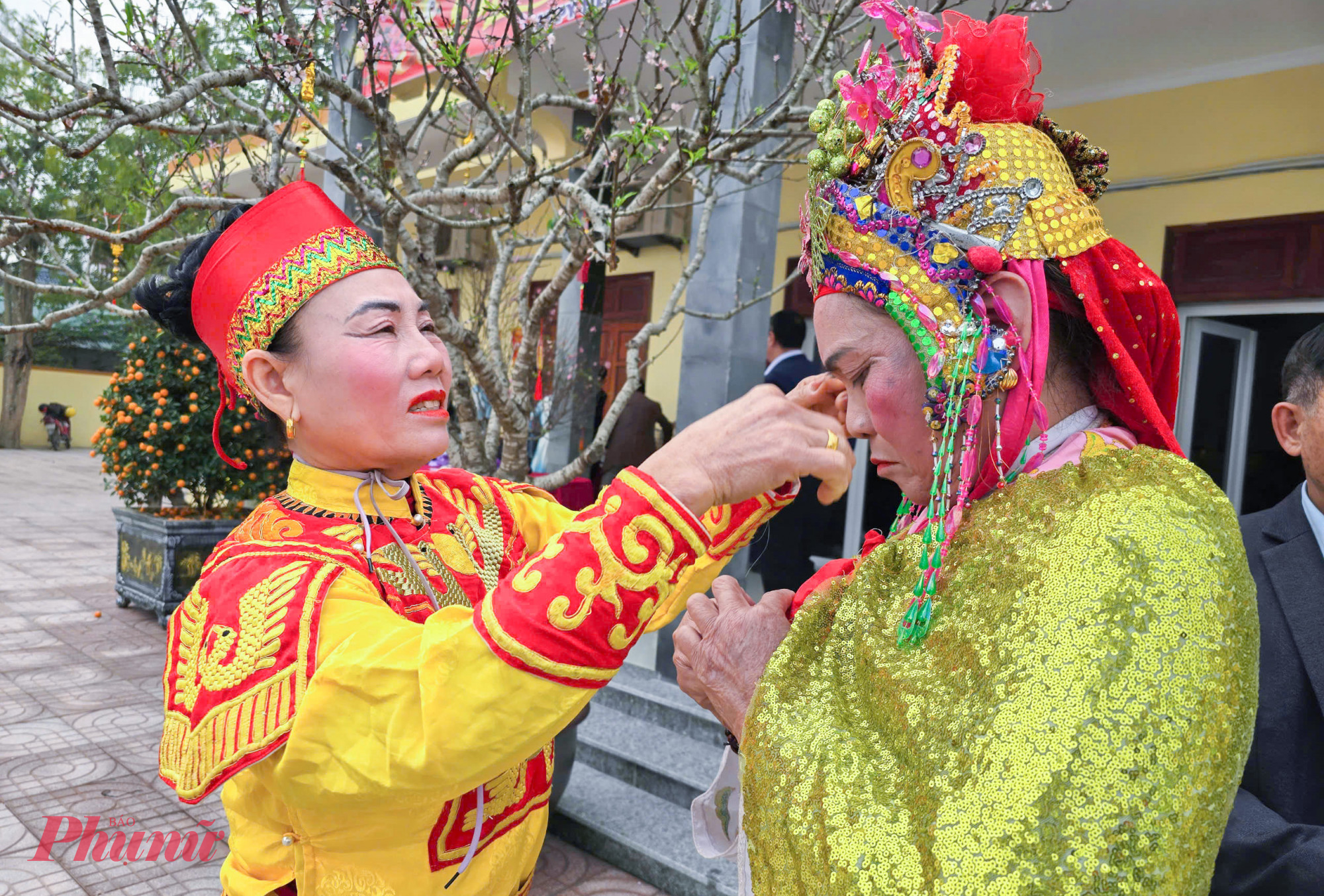 Mỗi bộ trang phục cho diễn viên tuồng đòi hỏi rất nhiều chi tiết đi kèm như mũ, râu, ria… và đạo cụ cho nhân vật sử dụng. Đây cũng được ví như là “linh hồn” trong những vở tuồng. Khán giả chỉ cần nhìn vào trang phục là người xem có thể đoán được phần nào địa vị xã hội, tuổi tác, thân phận nhân vật diễn trên sân khấu. 