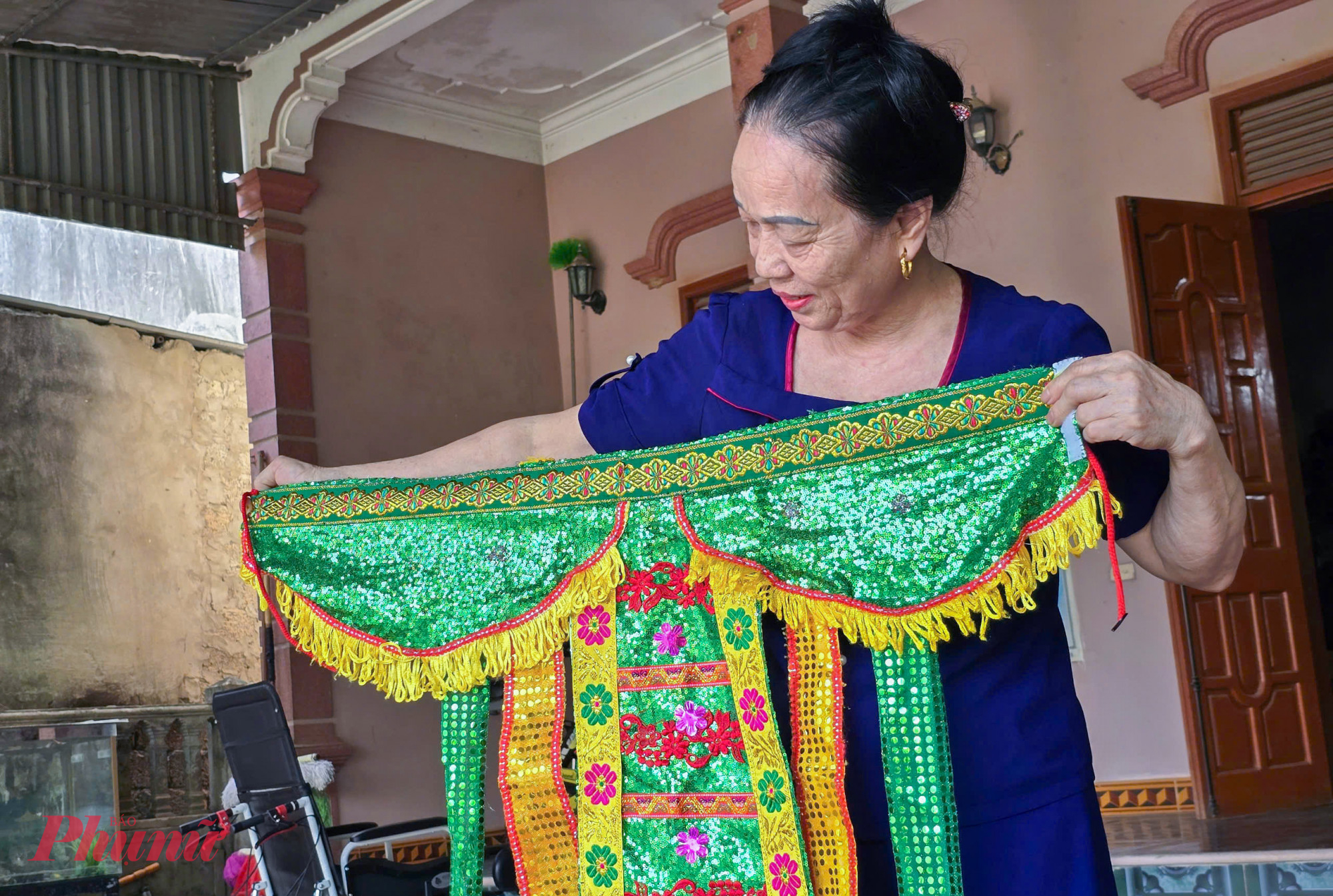 Vừa tập luyện, bà Thâm vừa tìm tòi, học hỏi để may phục trang và làm các đạo cụ cần thiết để phục vụ cho các buổi biểu diễn tuồng. 