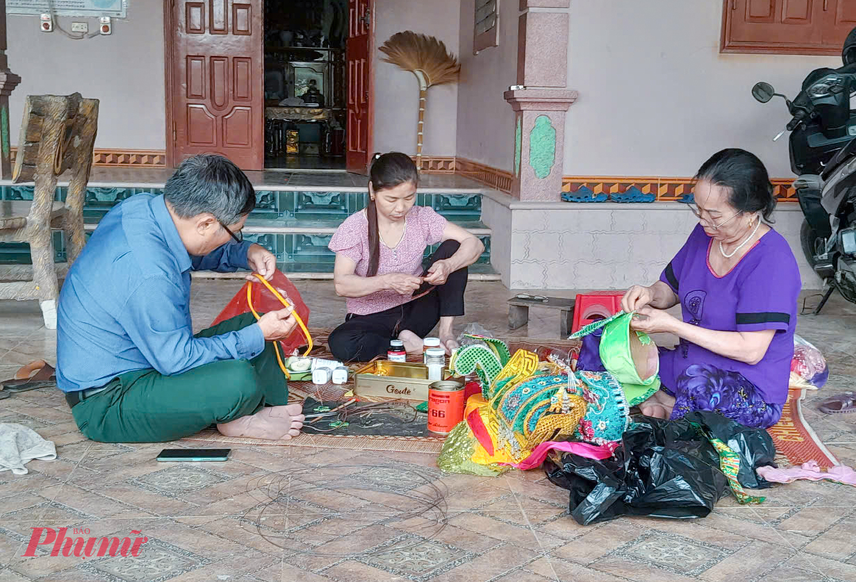 Không chỉ được biết đến với đôi bàn tay khéo léo, bà Thâm còn được xem như là người “ăn cơm nhà vác tù và hàng tổng” khi tỉ mẩn, chăm chút từng đường kim, mũi chỉ để làm nên phục trang đẹp nhất chỉ để cho các đội tuồng mượn về biểu diễn mà không hề toan tính hay đòi hỏi trả công. “Tôi yêu và gắn bó với tuồng cổ nên chỉ cần thấy mọi người có đủ phục trang biểu diễn là vui lắm rồi. Nhiều người đến học hỏi làm trang phục tuồng tôi cũng nhiệt tình chỉ dạy trong khả năng của mình” - bà Thâm nói.