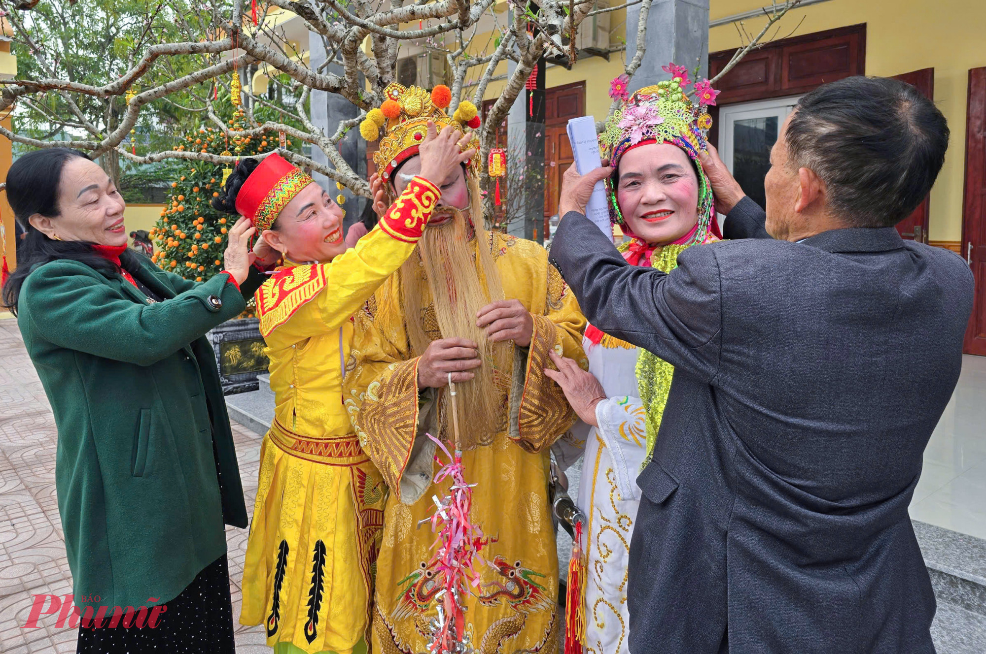 Nhiều năm qua, ngôi nhà nhỏ của bà Nguyễn Thị Thâm (68 tuổi, trú xã Trung Thành, huyện Yên Thành, tỉnh Nghệ An) đã trở thành chốn đi về thân thuộc của biết bao người yêu tuồng cổ. Đây không chỉ là nơi những người nông dân được hát, được múa, được hóa thân trong từng vai diễn mà họ còn có thể cùng nhau nghiên cứu may phục trang cho nghệ thuật này.