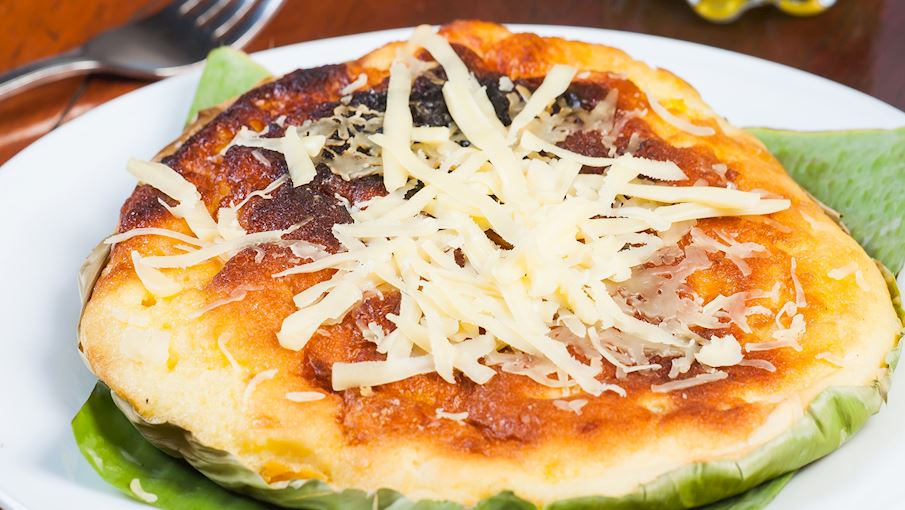 Bibingka là một loại bánh nướng truyền thống của Philippines, thường xuất hiện vào dịp Giáng sinh. Bánh được làm từ bột gạo, nước cốt dừa, đường và trứng, sau đó nướng trong khuôn lót lá chuối, tạo mùi thơm đặc trưng. Mặt bánh thường rắc thêm phô mai, dừa nạo, trứng muối hoặc bơ để tăng hương vị. Bibingka mềm, ẩm và có vị ngọt dịu, béo nhẹ, rất được ưa chuộng vào buổi sáng