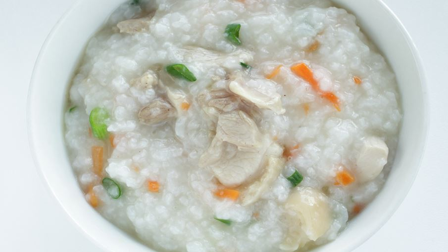 Arroz caldo là một món cháo gà đặc trưng của Philippines, thường được dùng làm bữa sáng hoặc khi cơ thể mệt mỏi. Món này gồm gạo nấu nhuyễn với thịt gà trong nước dùng đậm đà, thêm gừng để tạo hương vị ấm áp, dễ tiêu. Arroz caldo thường được ăn kèm hành phi, trứng luộc, chanh calamansi và đôi khi có thêm tỏi chiên giòn hoặc hành lá. Món ăn mang lại cảm giác nhẹ bụng, bổ dưỡng và rất phổ biến vào những ngày se lạnh.