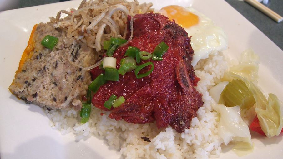 Cơm tấm là món ăn đặc sản nổi tiếng của Sài Gòn, thường được dùng vào bữa sáng hoặc trưa. Món này gồm hạt cơm tấm (gạo vỡ) nấu chín, ăn kèm sườn nướng, bì (da heo thái sợi trộn thính), chả trứng và đôi khi có thêm trứng ốp la. Nước mắm chua ngọt, đồ chua (dưa leo, cà rốt) và mỡ hành là thành phần không thể thiếu, làm tăng hương vị đậm đà. Cơm tấm hấp dẫn nhờ sự kết hợp hài hòa giữa vị ngọt, mặn, béo và thơm.