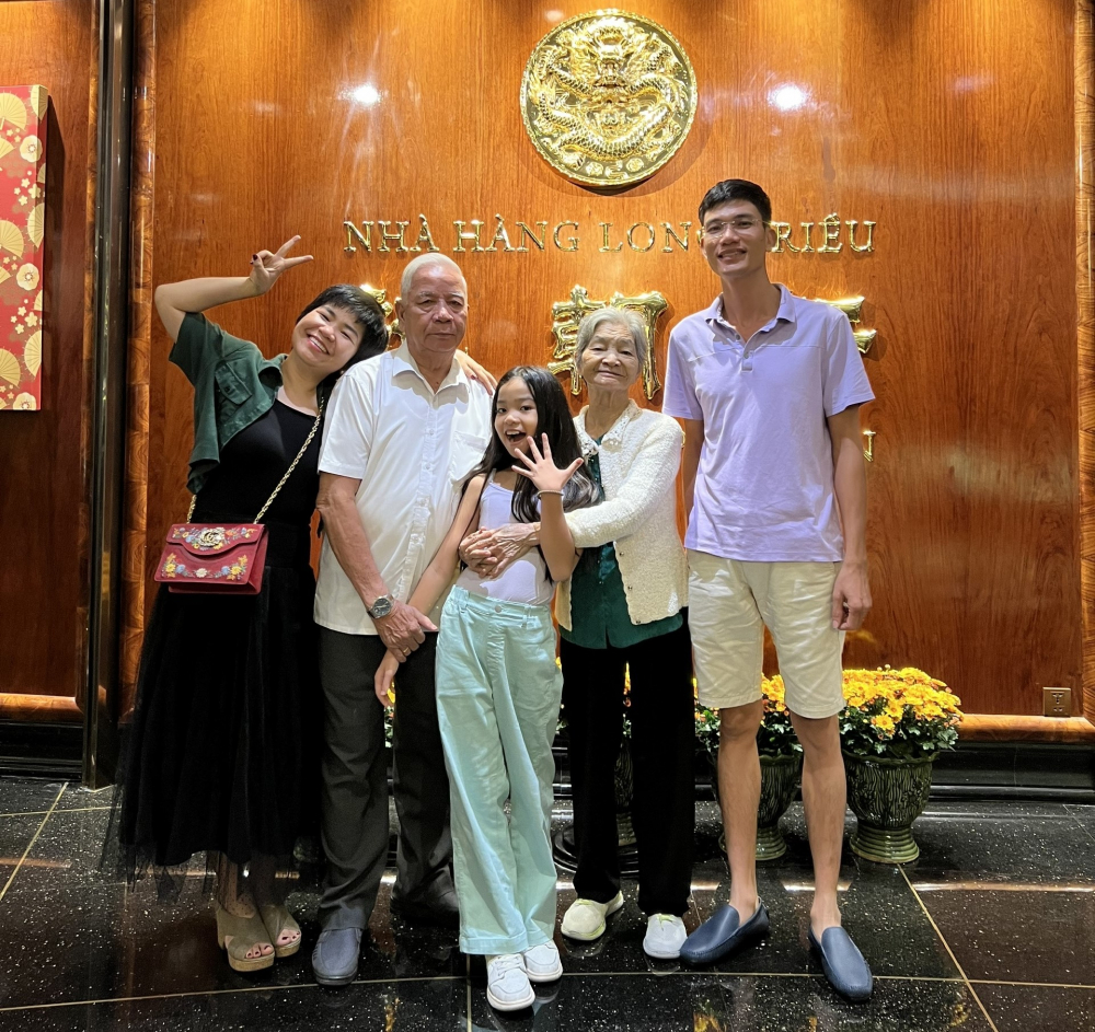 Trưởng thành, là khi thấy ba má mình nhỏ lại... Gia đình chị Loan Trần bên ba má của mình
