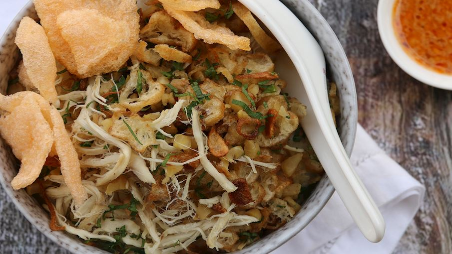 Bubur ayam là một món cháo gà nổi tiếng của Indonesia, thường được dùng vào bữa sáng. Món này gồm cháo gạo trắng nấu nhuyễn, ăn kèm thịt gà xé nhỏ, hành phi, đậu phộng rang, bánh quẩy và trứng luộc. Nước dùng gà đậm đà được chan lên trên, đôi khi thêm nước tương ngọt hoặc sa tế để tăng hương vị. Bubur ayam có hương vị thanh nhẹ, dễ ăn và phù hợp cho mọi lứa tuổi.
