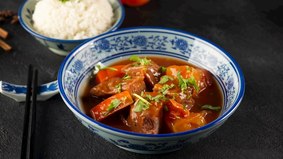 Bò kho là một món ăn truyền thống nổi tiếng của Việt Nam, thuộc nhóm các món hầm đậm đà. Thịt bò được cắt miếng vừa ăn, ướp với các loại gia vị như sả, tỏi, gừng, quế, hồi và ngũ vị hương, sau đó nấu chín cùng cà rốt và khoai tây. Nước dùng sánh đặc, có màu nâu đỏ đẹp mắt nhờ màu điều và vị cay nhẹ, thơm nồng. Bò kho thường được ăn kèm với bánh mì, hủ tiếu hoặc mì trứng, rất thích hợp cho bữa sáng hoặc bữa chính. 