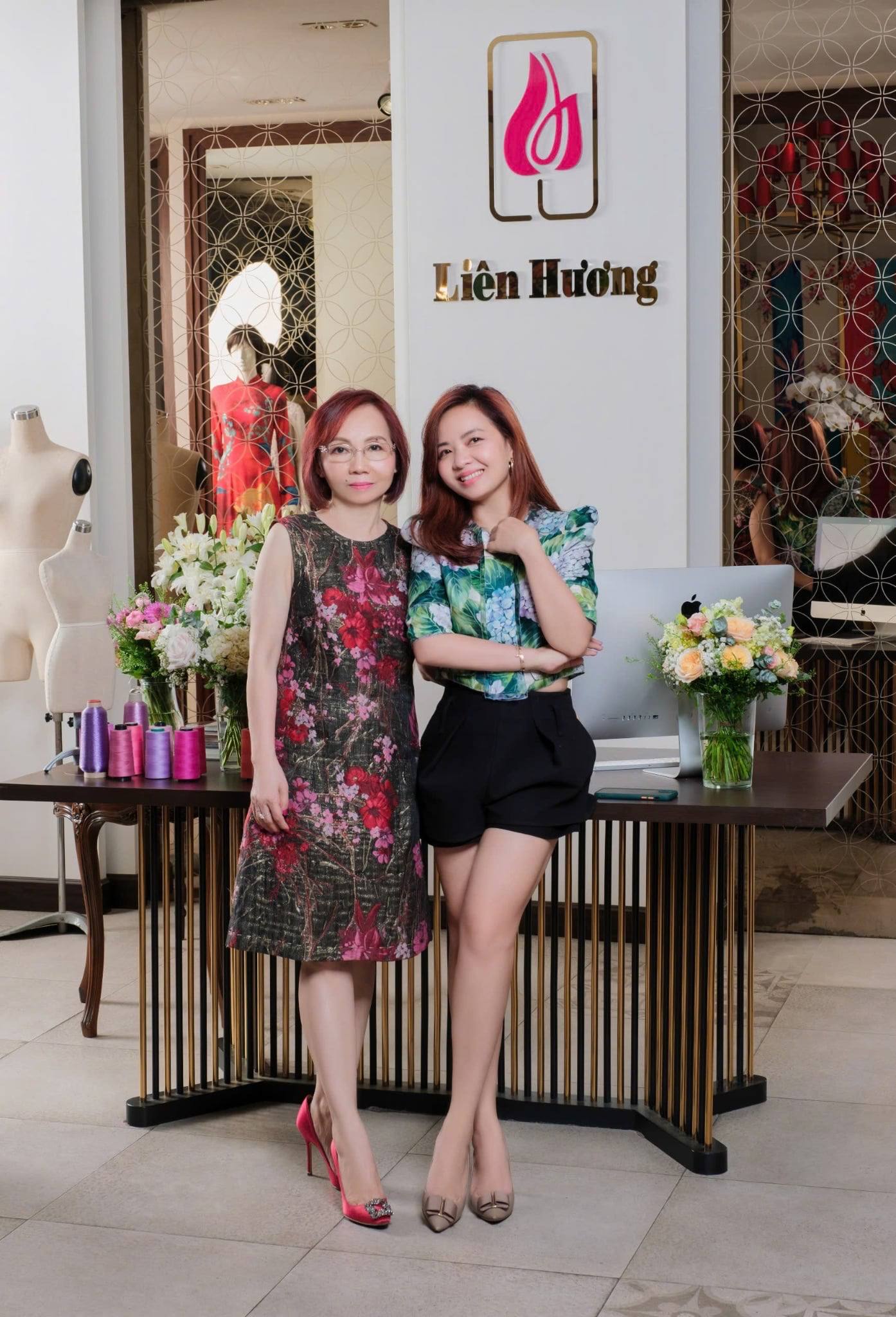 Trisha Võ: Dệt tiếp tình yêu áo dài từ trái tim người mẹ Trisha tin rằng khi được làm điều mình thích, làm vì người mình yêu thì họ sẽ tìm thấy hạnh phúc