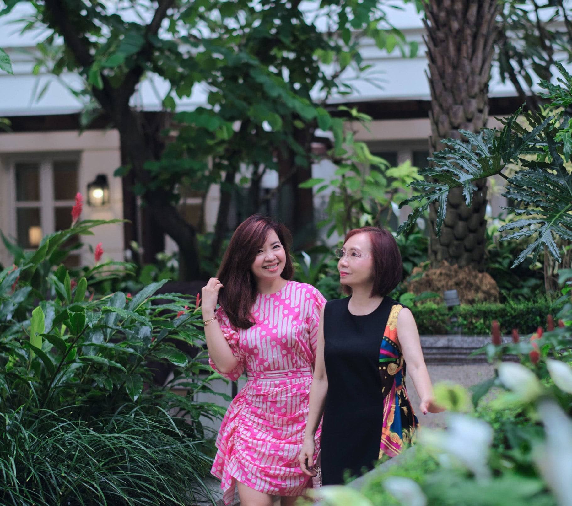 Trisha Võ: Dệt tiếp tình yêu áo dài từ trái tim người mẹ Ảnh 4: Chị thấy hạnh phúc vì nay trên mỗi bước đi của mẹ đã có chị bước song hành