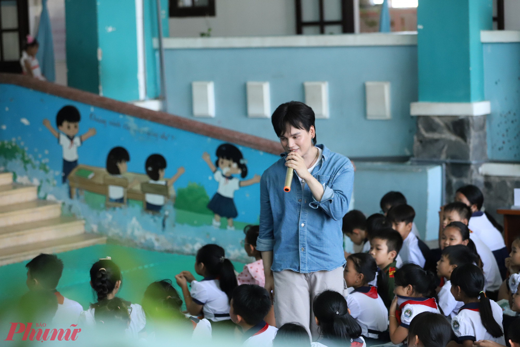 Ca sĩ Nguyễn Trần Trung Quân hát nhiều bài tặng các em học sinh