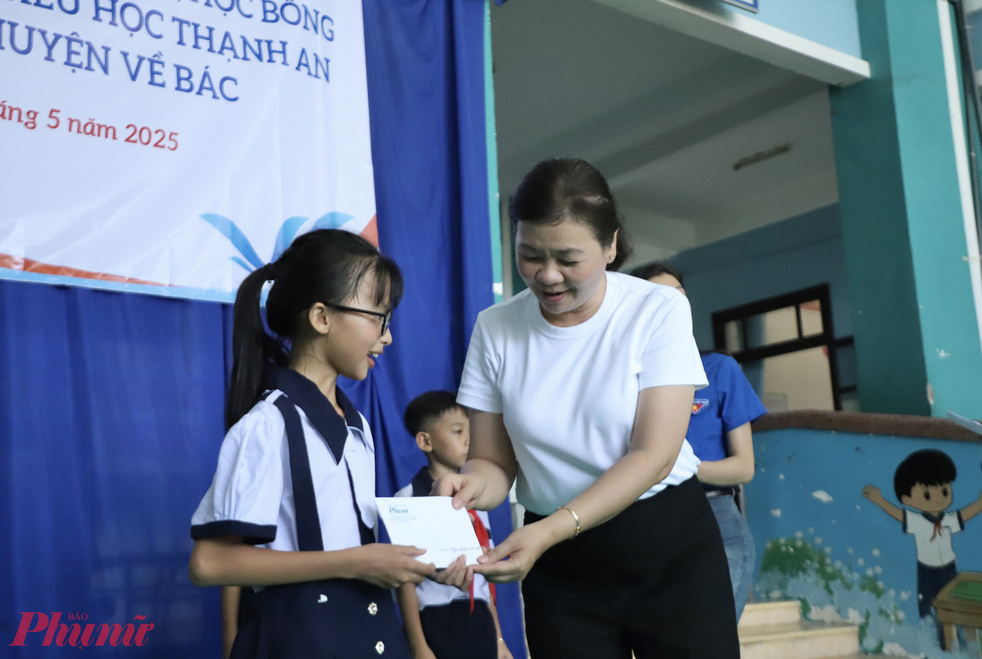 Bà Lý Việt Trung trao giải cho đại diện học sinh lớp 5/1