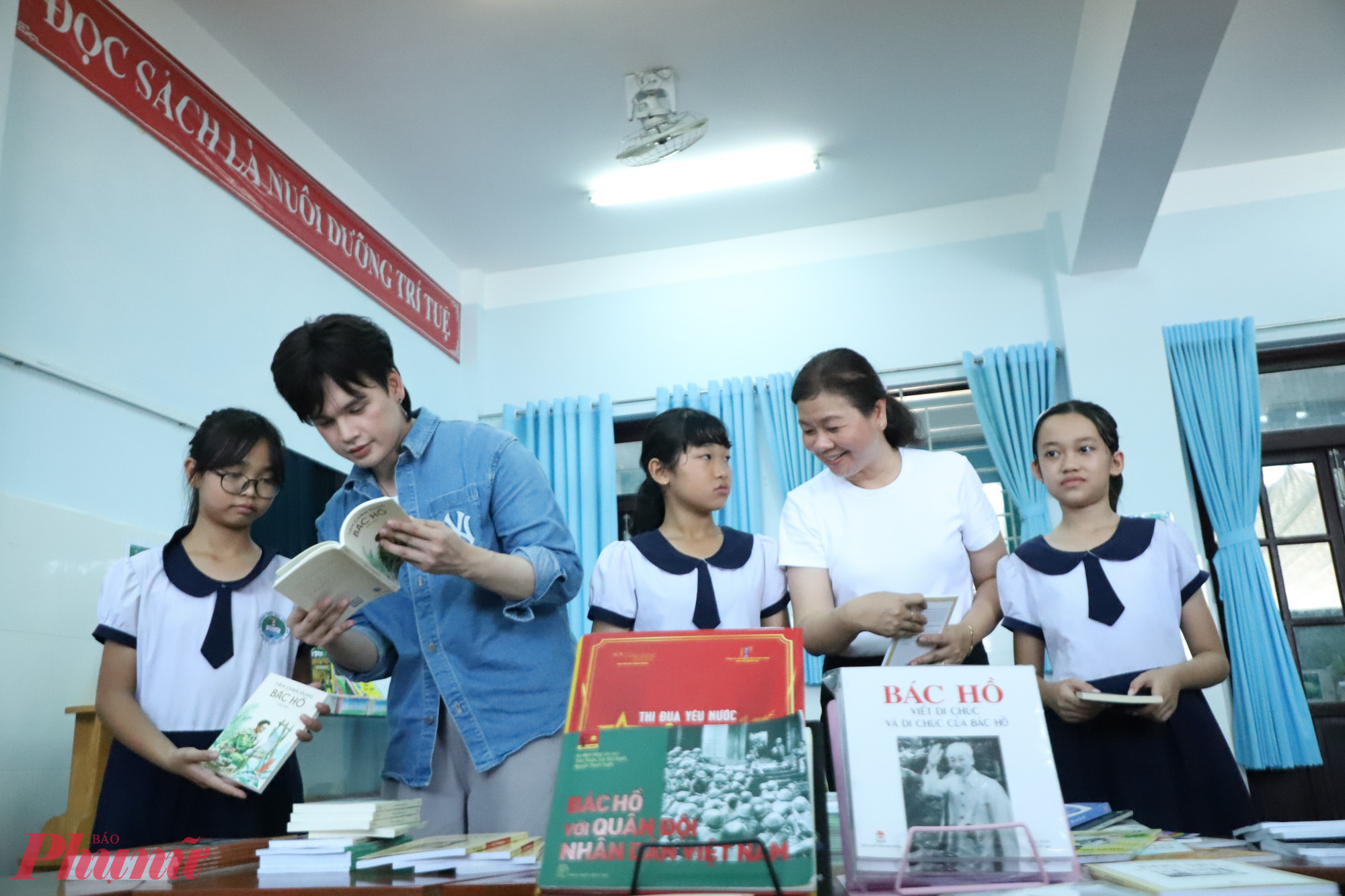 Ca sĩ Nguyễn Trần Trung Quân và bà Lý Việt Trung (áo trắng) - Tổng biên tập Báo Phù
