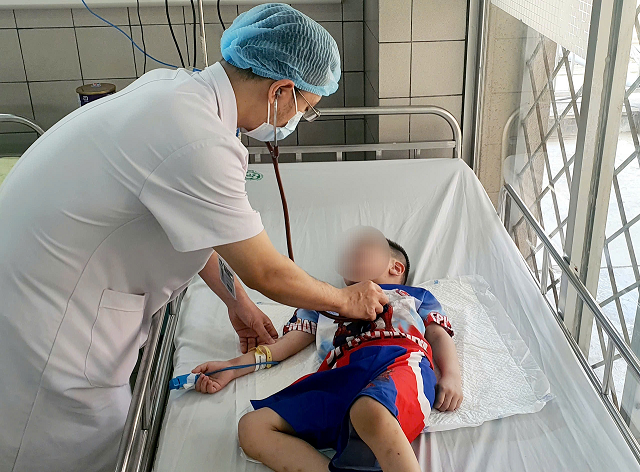 Bé trai bị 