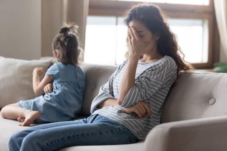 Sau phút yếu lòng, phụ nữ sau ly hôn lại mạnh mẽ hơn nhờ những đứa con (Ảnh minh họa)