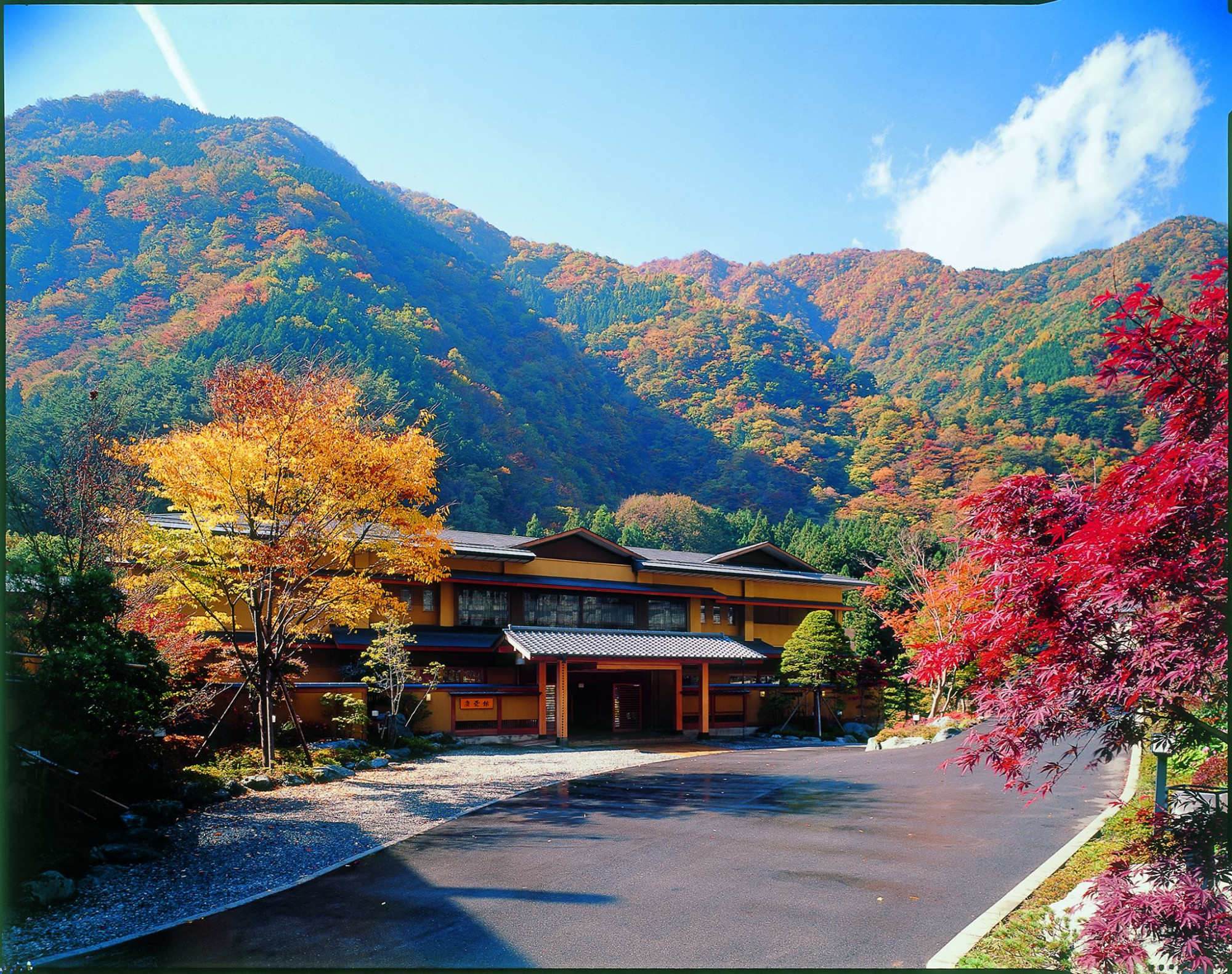 Đây nơi nghỉ dưỡng thiên nhiên tuyệt vời nên trong nhiều thế kỷ, Nishiyama Onsen Keiunkan đã phục vụ cho hoàng gia, giới quý tộc, lãnh chúa, samurai (võ sĩ), nhà sư, nghệ sĩ, doanh nhân, các nhà chính trị. Đến thế kỷ 19 thì bắt đầu phục vụ cho công chúng. Do nằm xa thị trấn, trạm xe buýt cùng các dịch vụ khác nên đến đây là du khách nghỉ dưỡng hoàn toàn. --Ảnh: Nishiyama Onsen Keiunkan 
