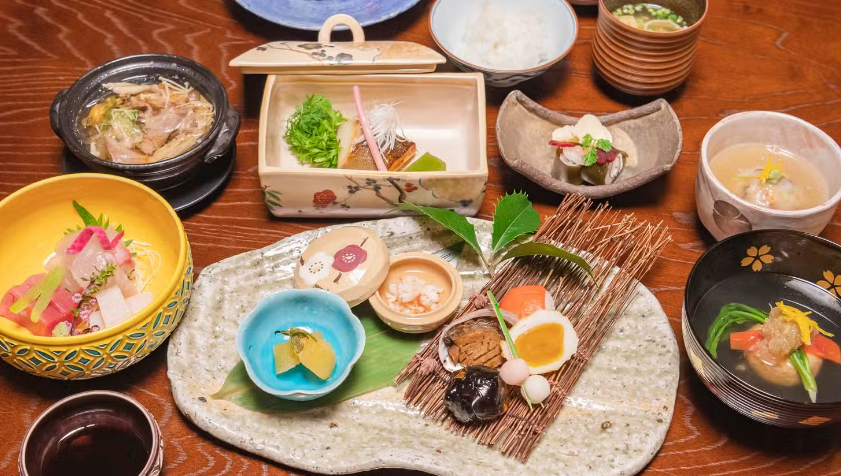 Keiunkan còn nổi tiếng với “Bữa tiệc Kaiseki trên núi”. Kaiseki được xem là đỉnh cao của nghệ thuật ẩm thực Nhật Bản. Mỗi bữa ăn có từ 7 đến 14 món nhỏ gồm: nướng, hấp, luộc, chiên, sống (sashimi)....Món làm bằng nguyên liệu tươi ngon theo mùa, được chuẩn bị tỉ mỉ và trình bày đẹp mắt. 