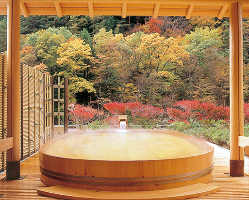 Mùa xuân và mùa thu là thời điểm lý tưởng để đến Nishiyama Onsen Keiunkan. Thời tiết ấm áp, dễ chịu, hoa anh đào nở khắp vùng vào mùa xuân tạo nên khung cảnh tuyệt đẹp và lãng mạn; mùa thu núi rừng chuyển sang màu vàng, màu đỏ và lý tưởng để tắm ở các bồn tắm onsen ngoài trời. Mùa hè ở đây thì nóng và ẩm, còn mùa đông có tuyết rơi sẽ ảnh hưởng đến việc di chuyển.