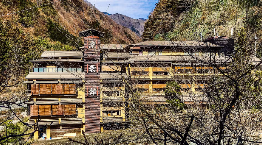 Nằm dưới chân dãy núi Akaishi hẻo lánh ở thị trấn Hayakawam, huyện Minamikoma, tỉnh Yamanashi, Nishiyama Onsen Keiunkan được bao quanh bởi thiên nhiên hùng vĩ và những cánh rừng xanh tươi. Vị trí này đã mang đến một không gian vô cùng thanh bình và tĩnh lặng.