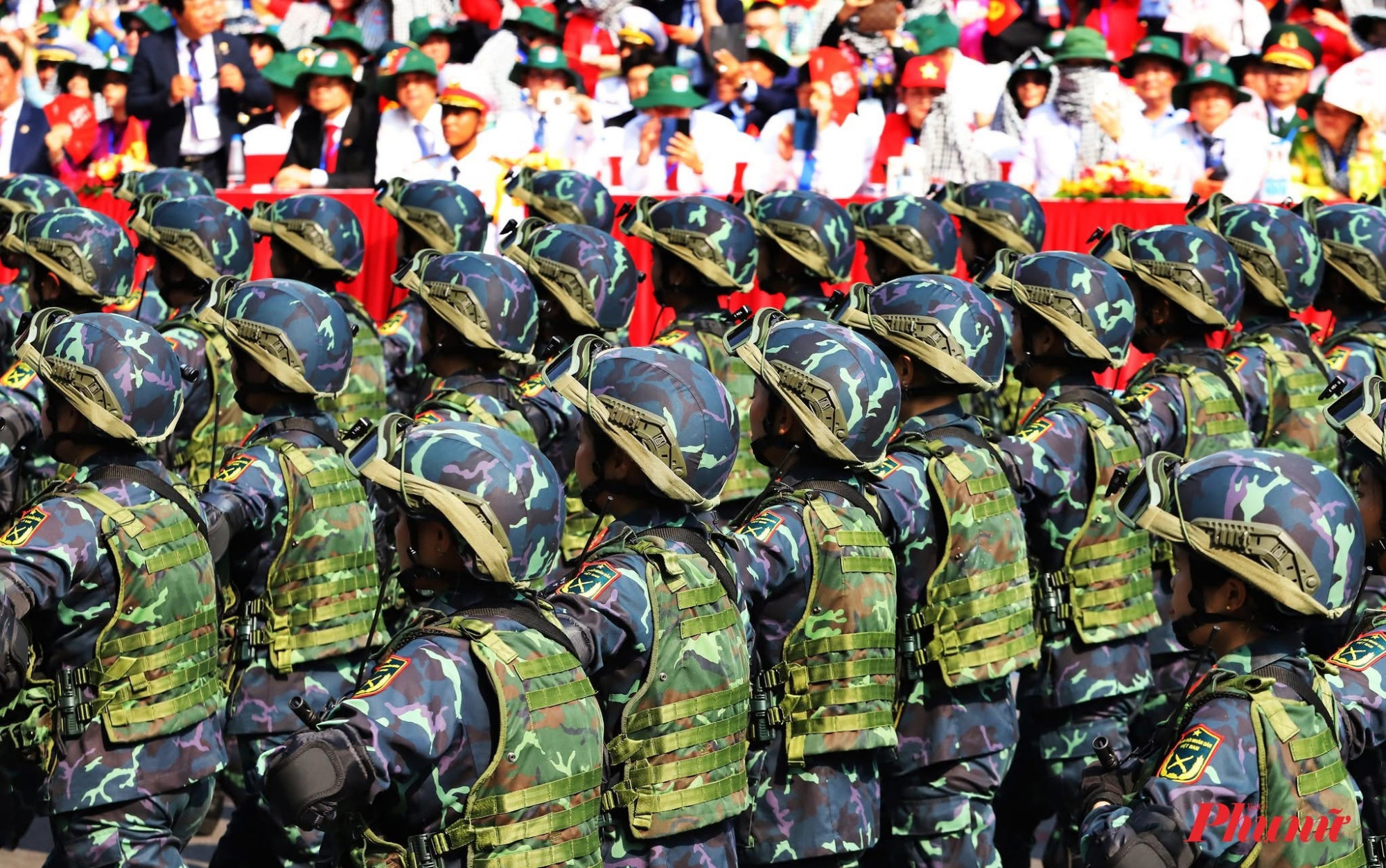 Những bờ vai vững chãi nhìn từ phía sau - nơi dân tộc gửi gắm sự tin cậy (ảnh minh họa: báo Phụ Nữ)
