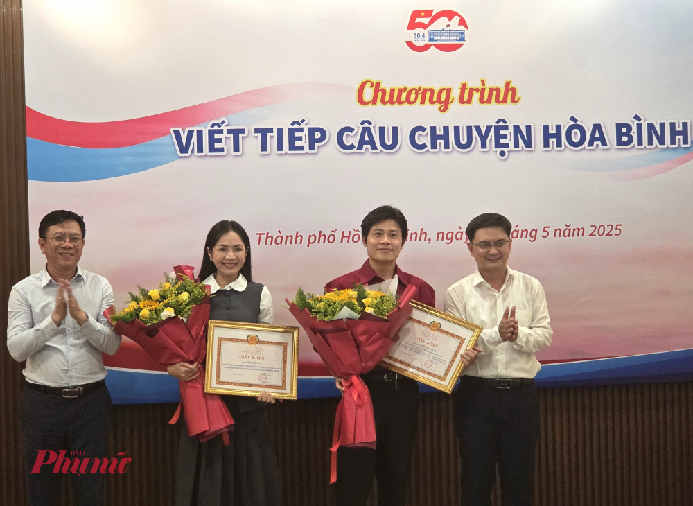 Tiếp tục lan tỏa ca khúc "Viết tiếp câu chuyện hòa bình" Trưởng Ban Tuyên giáo và Dân vận Thành ủy TPHCM Nguyễn Mạnh Cường (phải) và Phó giám đốc Sở Văn hóa và Thể thao TPHCM Nguyễn Ngọc Hồi