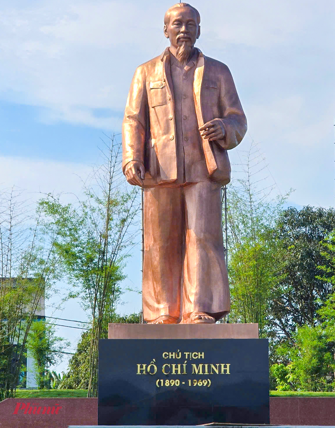Tượng được đúc bằng đồng theo công nghệ ép thủy lực hiện đại. Trong đó, phần đế tượng cao 0,4m, chân đế đặt tượng cao 2,25m, tượng Bác cao 7,9m.