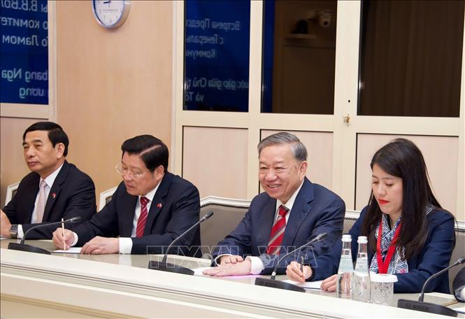 Tổng Bí thư Tô Lâm và đoàn Việt Nam tại cuộc hội kiến Chủ tịch Duma Quốc gia LB Nga Vyacheslav Volodin. Ảnh: TTXVN