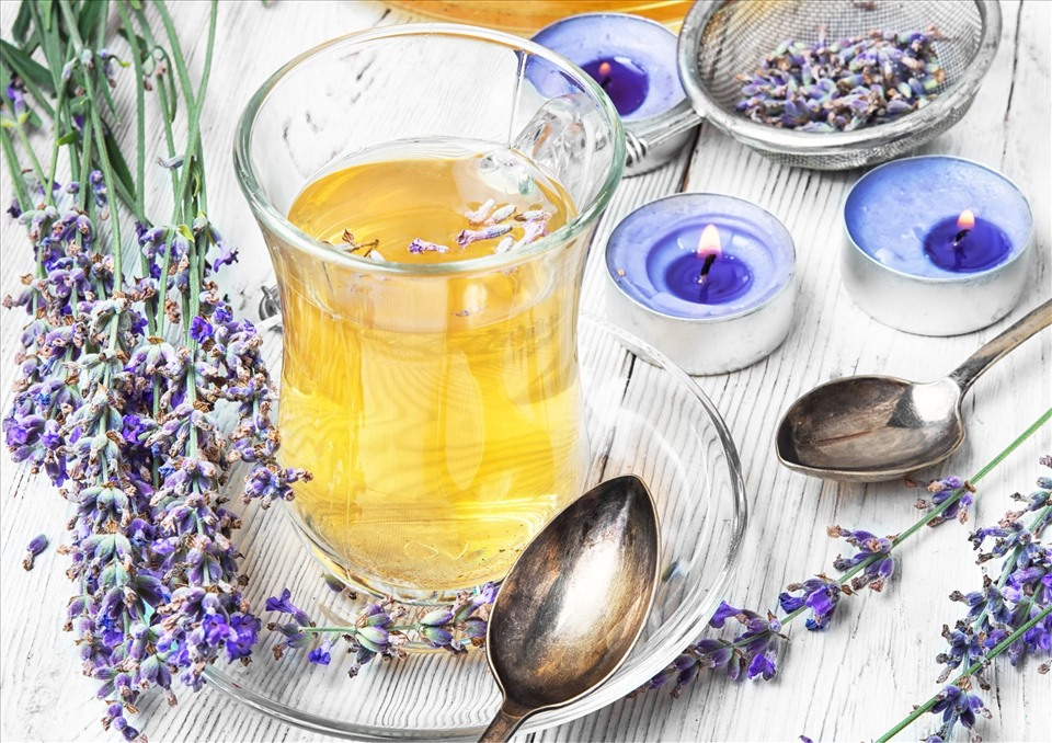 Trà hoa oải hương là lựa chọn tuyệt vời cho những ai thường xuyên cảm thấy căng thẳng, mệt mỏi hoặc mất ngủ. Hoa oải hương không chỉ sở hữu hương thơm ngọt ngào đặc trưng mà còn hỗ trợ làm dịu cảm giác lo âu và điều hòa nhịp tim một cách hiệu quả. Nhiều nghiên cứu cho thấy, tinh chất từ hoa oải hương có khả năng tác động đến hệ thần kinh trung ương, làm dịu các trạng thái kích thích quá mức, từ đó cải thiện chất lượng giấc ngủ và giảm triệu chứng trầm cảm nhẹ. 