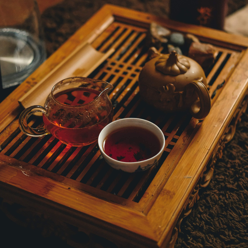 Trà nghệ nổi bật với màu vàng rực rỡ và vị cay ấm đặc trưng, nhưng ít ai biết rằng đây cũng là một loại trà hỗ trợ sức khỏe tinh thần vô cùng hiệu quả. Curcumin là hoạt chất chính trong nghệ, có đặc tính chống viêm và chống oxy hóa rất mạnh, nhờ đó giúp giảm viêm toàn thân, bao gồm cả viêm thần kinh. Ngoài ra, curcumin còn có khả năng điều chỉnh nồng độ serotonin và dopamine – hai chất dẫn truyền thần kinh quan trọng giúp điều hòa tâm trạng. Uống trà nghệ thường xuyên không chỉ tốt cho hệ tiêu hóa và miễn dịch, mà còn giúp duy trì sự ổn định cảm xúc, đặc biệt là trong những giai đoạn làm việc bận rộn.