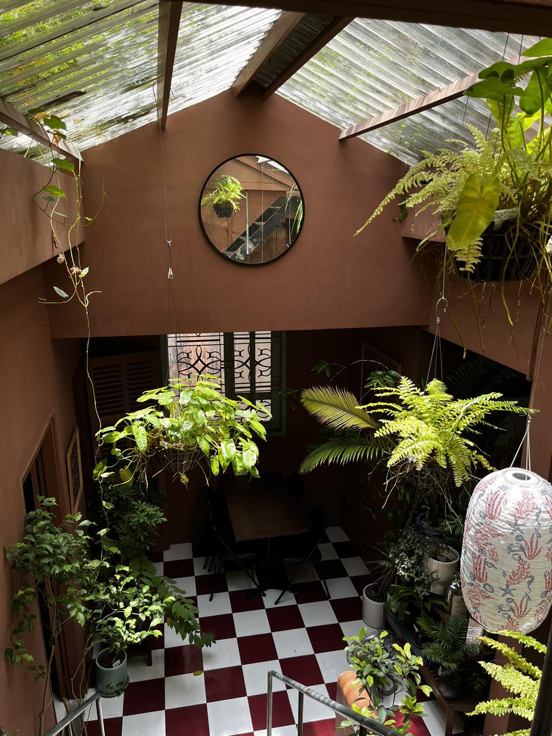 4. Xào Xạc Cafe & Plants – 453/15 Nguyễn Đình Chiểu, Quận 3 Xào Xạc Cafe & Plants là sự kết hợp hoàn hảo giữa cà phê và cây xanh, tạo nên một khu vườn nhỏ xinh giữa lòng Sài Gòn. Không gian quán thoáng đãng, yên tĩnh với ánh đèn vàng dịu nhẹ và các đồ trang trí handmade mang lại cảm giác ấm cúng và gần gũi. Thực đơn đa dạng với cà phê pha máy, trà hoa quả và nước ép tự nhiên. Món “Trà sen nhiệt đới” được đánh giá cao về sự sáng tạo và hương vị đặc biệt. Giá cả từ 50.000 đến 120.000 đồng, phù hợp với những ai muốn tận hưởng không gian xanh mát và đồ uống chất lượng.