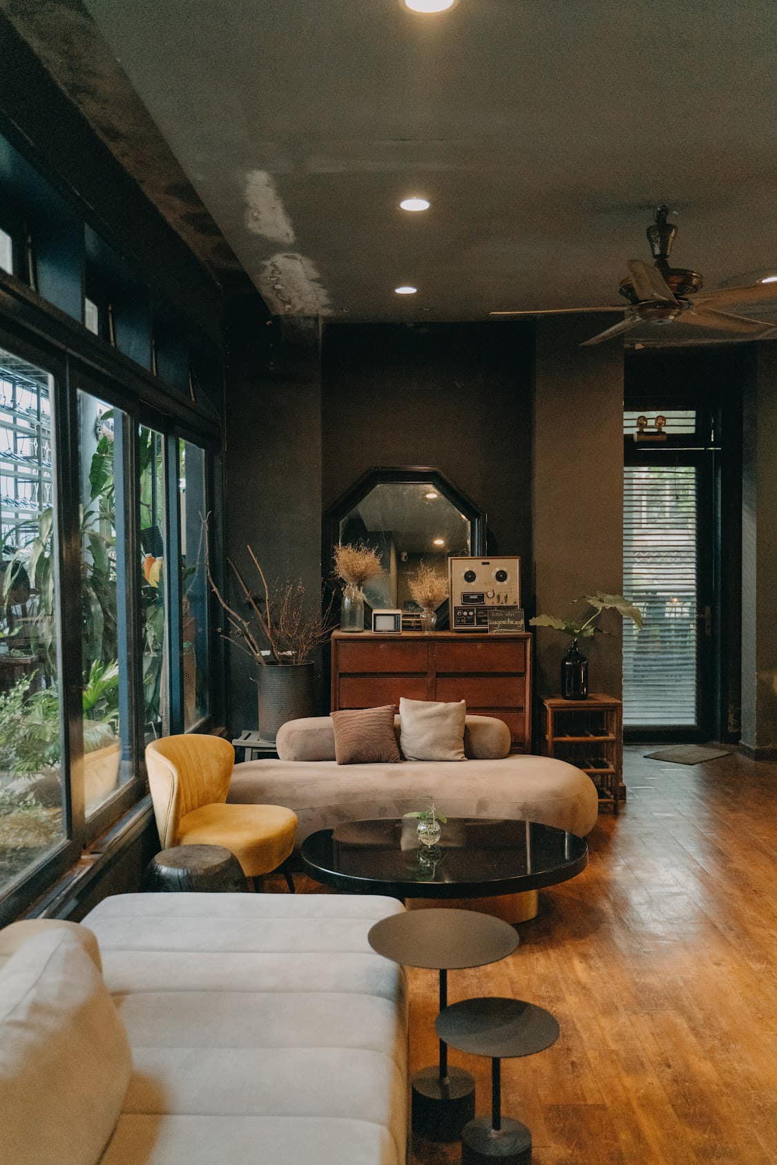 2. SaiGon Chic Coffee – 82 Đường Số 27, Gò Vấp Ẩn mình trong một con hẻm yên tĩnh ở Gò Vấp, SaiGon Chic Coffee gây ấn tượng với phong cách thiết kế pha trộn giữa cổ điển và nhiệt đới. Quán nổi bật với hồ bơi xanh biếc ở trung tâm, bao quanh là những cây kiểng xanh mướt tạo nên không gian mát mẻ, dễ chịu. Đây là địa điểm lý tưởng để thư giãn hoặc tụ tập bạn bè. Thực đơn phong phú với cà phê pha máy, trà thảo mộc và đồ uống sáng tạo. Đặc biệt, cà phê cold brew và các loại trà hoa quả được đánh giá rất cao về hương vị. Giá cả từ 40.000 đến 90.000 đồng, phù hợp với khách hàng muốn tìm kiếm sự mới mẻ trong không gian xanh yên bình.