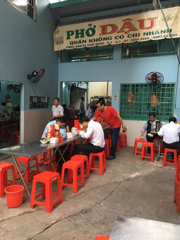 1. Phở Dậu – Hẻm 29 Nam Kỳ Khởi Nghĩa, Quận 3 Phở Dậu là một trong những quán phở Bắc hiếm hoi giữ được hương vị truyền thống giữa lòng Sài Gòn. Nước dùng ở đây đậm đà, ngọt thanh, được ninh kỹ từ xương ống, không quá béo nhưng rất đậm đà. Bánh phở mềm vừa phải, thịt bò thái lát mỏng, tươi ngon, đặc biệt phần tái và gân rất được lòng thực khách. Quán có không gian giản dị, hơi nhỏ nhưng sạch sẽ và ấm cúng. Giá một tô phở dao động từ 65.000 đến 100.000 đồng, hơi cao so với mặt bằng chung nhưng hoàn toàn xứng đáng với chất lượng. Google đánh giá quán 4.0 sao, phản ánh sự yêu thích của nhiều thực khách. Nếu bạn muốn thưởng thức phở Bắc chuẩn vị, Phở Dậu là điểm đến không thể bỏ qua.