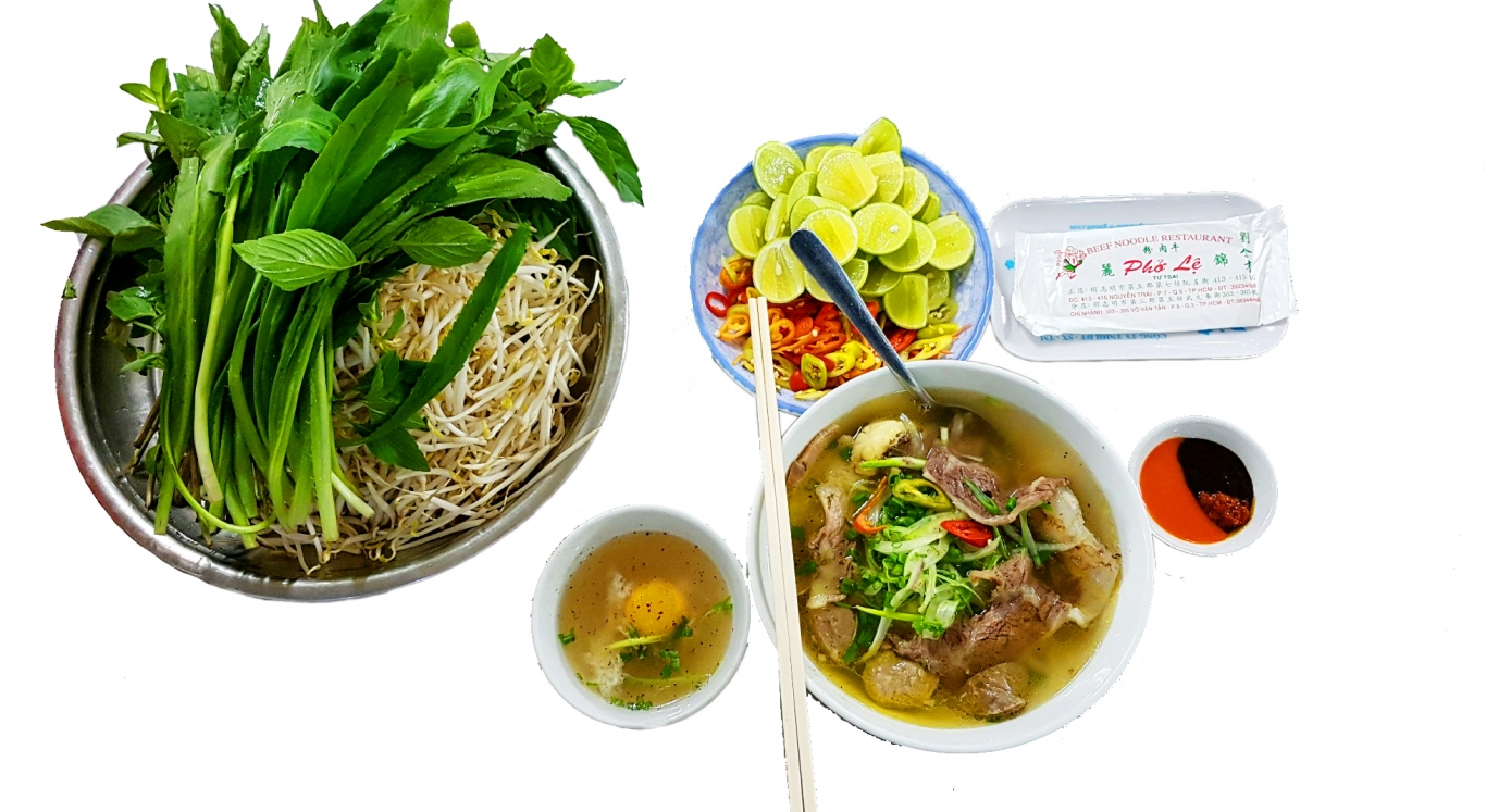 4. Phở Lệ – 415 Nguyễn Trãi, Quận 5 Phở Lệ nổi bật với nước dùng đậm đà, bánh phở mềm và thịt bò đa dạng gồm tái, nạm, gân và bò viên tự làm. Quán có không gian sạch sẽ, có tầng máy lạnh, rất phù hợp cho những buổi ăn gia đình hoặc gặp gỡ bạn bè. Giá một tô phở dao động từ 75.000 đến 95.000 đồng, hơi cao nhưng chất lượng rất ổn. Google chấm 4.1 sao, cho thấy quán được nhiều người yêu thích. Đây là điểm đến lý tưởng nếu bạn muốn thưởng thức phở bò chuẩn vị Nam Bộ pha chút phong cách Bắc Bộ.