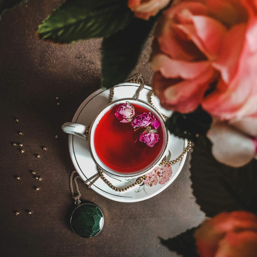 Ngoài vẻ đẹp rực rỡ, hoa hồng còn được biết đến với nhiều lợi ích tuyệt vời cho sức khỏe tinh thần. Các hợp chất chống oxy hóa trong cánh hoa hồng có thể làm giảm stress oxy hóa trong não, từ đó giúp bảo vệ và duy trì chức năng thần kinh. Loại trà này cũng thường được sử dụng để làm dịu hội chứng tiền kinh nguyệt (PMS) và các triệu chứng rối loạn cảm xúc do thay đổi nội tiết. Mỗi khi cảm thấy tinh thần mệt mỏi, hãy pha một ly trà hoa hồng để làm dịu tâm trí 